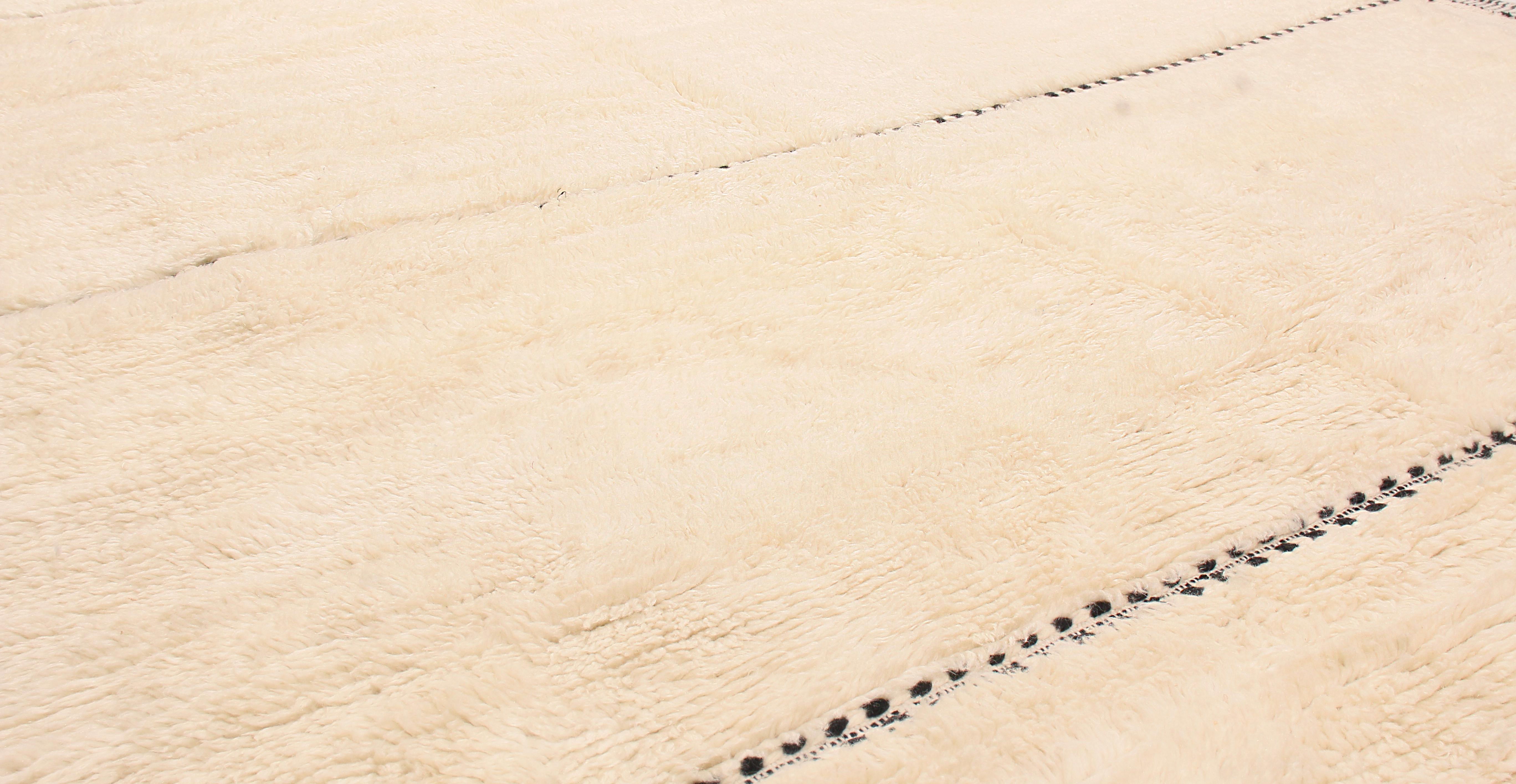 XXIe siècle et contemporain Nouveau tapis marocain en laine blanche et noire à poils avec motif Kilim de Rug & Kilim en vente