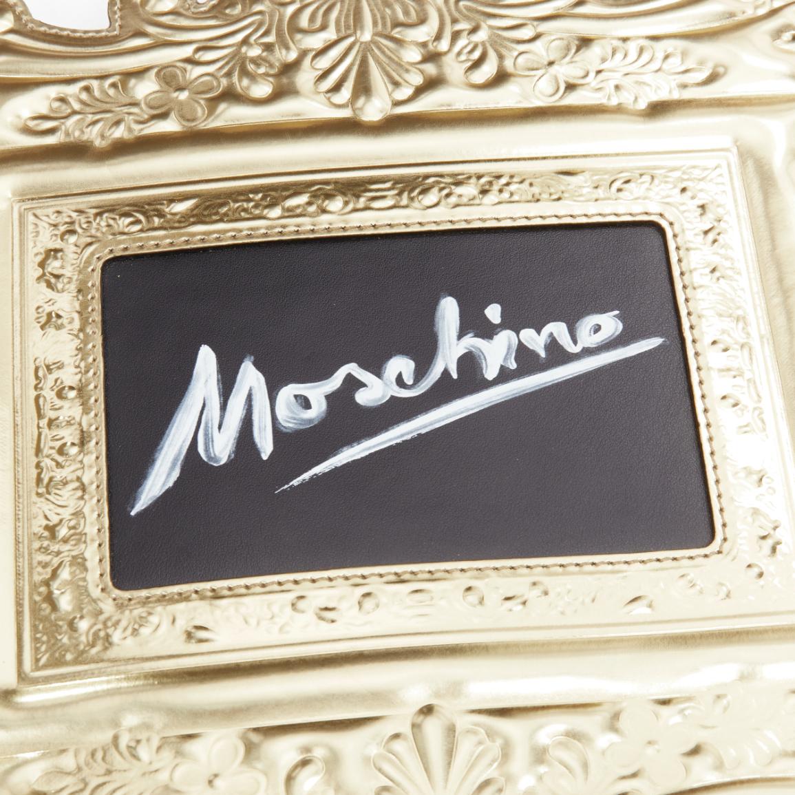new MOSCHINO 2020 Runway Picasso signature gold barocco picture frame clutch bag-
Reference: TGAS/D00488
Brand: Moschino
Designer: Jeremy Scott
Collection: SS2020- - Runway
Material: Leather
Color: Gold, Black
Pattern: Solid
Closure: Zip
Lining: