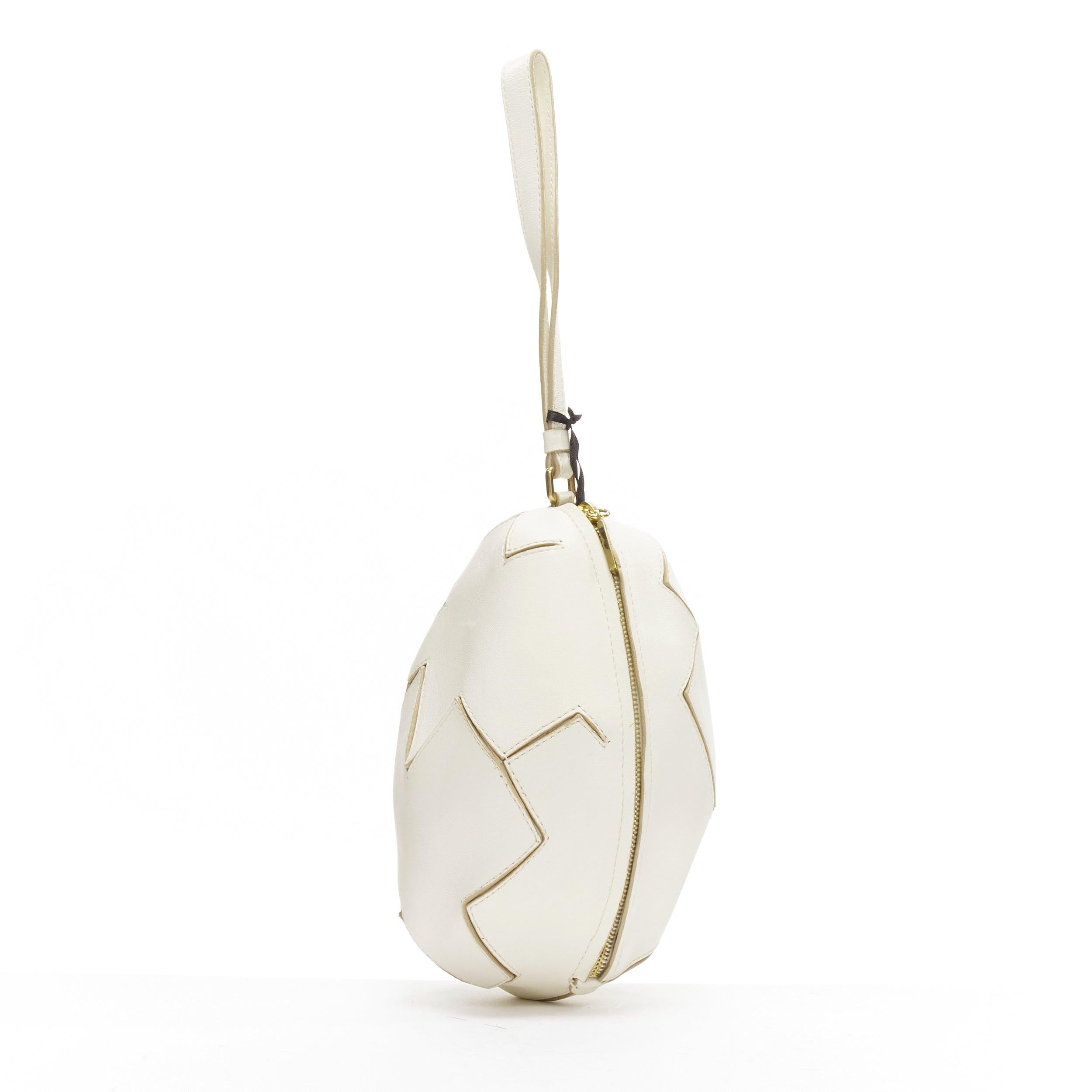 new MOSCHINO CHEAP AND CHIC Flintstone ivory white leather cracked egg wristlet clutch
Reference: TGAS/D00498
Brand: Moschino
Designer: Jeremy Scott
Collection: CHEAP AND CHIC
Material: Leather
Color: White
Pattern: Solid
Closure: Zip
Lining: Gold