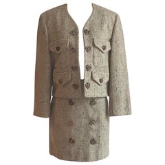 Neu Moschino Billig & Chic 1990er Jahre Haferflocken Tweed Rock Anzug mit Herz Knöpfe