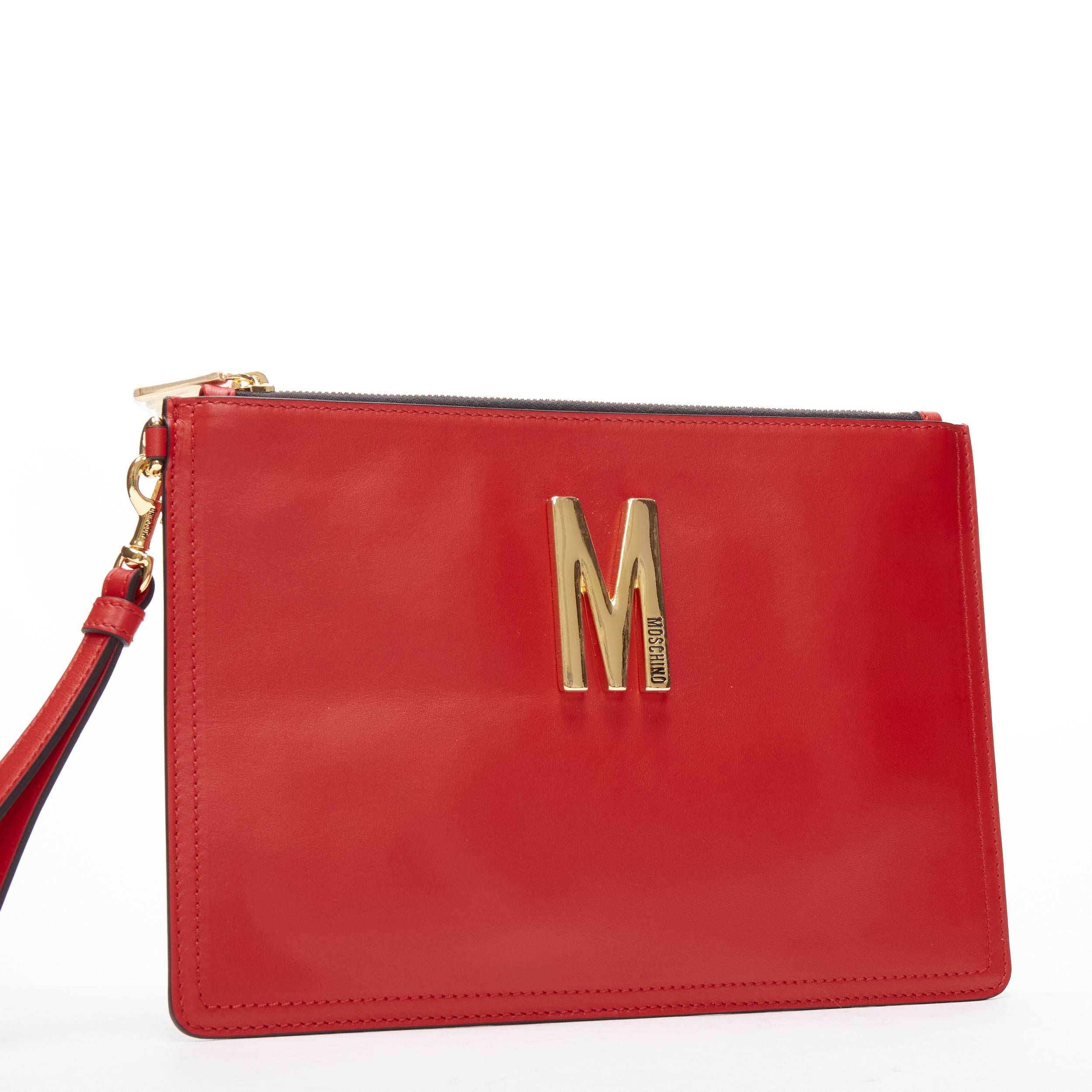MOSCHINO Couture! glänzendes rotes Leder mit goldenem M-Reißverschluss am Handgelenk (Rot) im Angebot