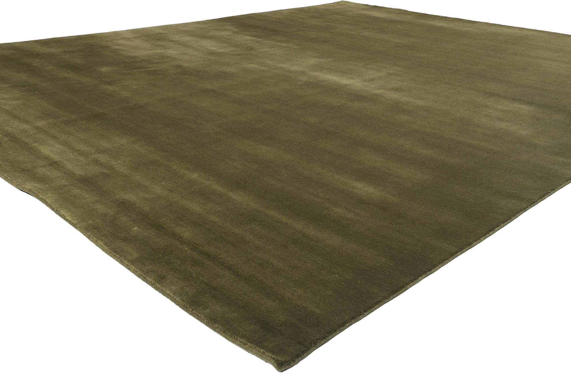 31153 Alfombra Moderna Verde Musgo Oliva, 10'02 x 12'09. El diseño biofílico se une a la elegancia de los tonos tierra en esta moderna alfombra artesanal verde oliva. La suntuosa textura y el color verde terroso entretejido en esta pieza se combinan