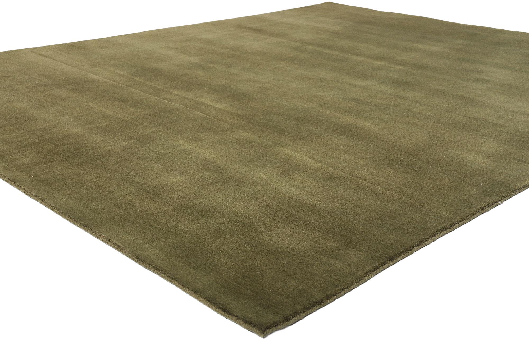 31150 New Solid Olive Green Modern Rug, 08'00 x 09'10. Ce tapis de zone moderne vert olive uni marie parfaitement le design biophilique à une esthétique terreuse et sophistiquée. Fabriqué à la main avec des détails exquis, sa riche couleur vert