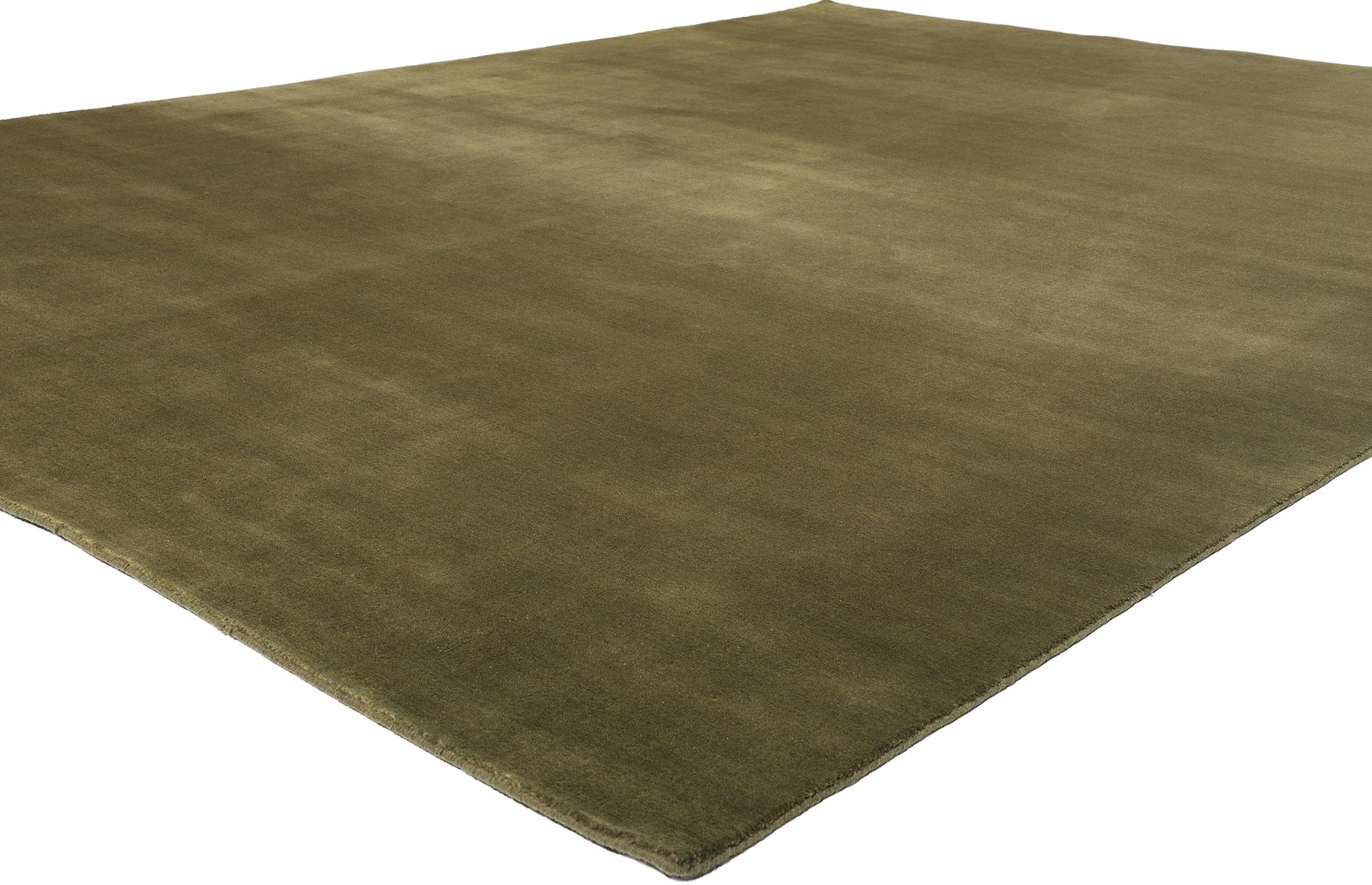 31155 New Solid Olive Green Modern Rug, 09'10 x 12'09. Ce tapis de zone moderne vert olive uni marie parfaitement le design biophilique à une esthétique terreuse et sophistiquée. Fabriqué à la main avec des détails exquis, sa riche couleur vert