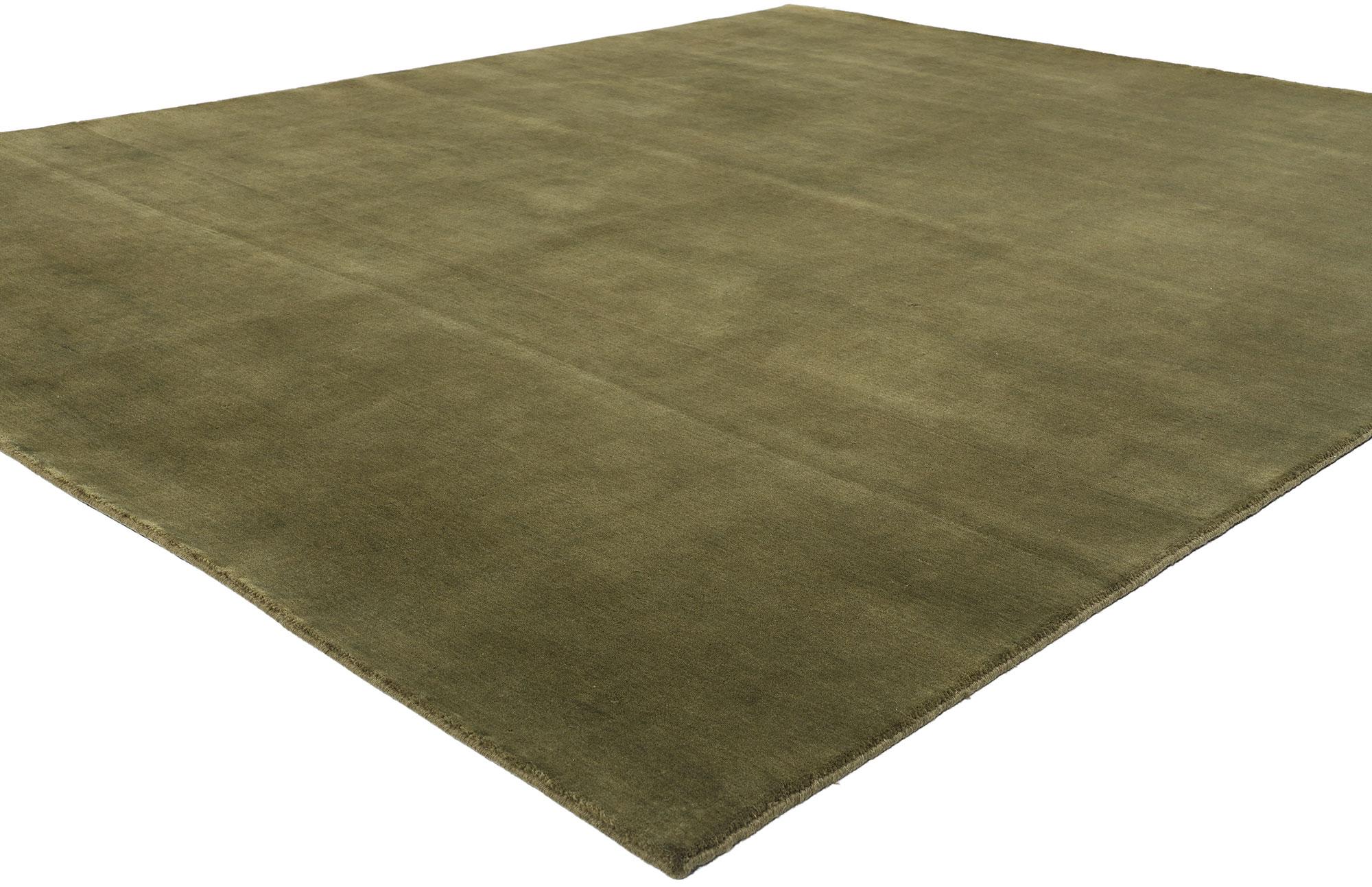 31156 New Solid Olive Green Modern Rug, 08'01 x 09'09. Ce tapis de zone moderne vert olive uni marie parfaitement le design biophilique à une esthétique terreuse et sophistiquée. Fabriqué à la main avec des détails exquis, sa riche couleur vert