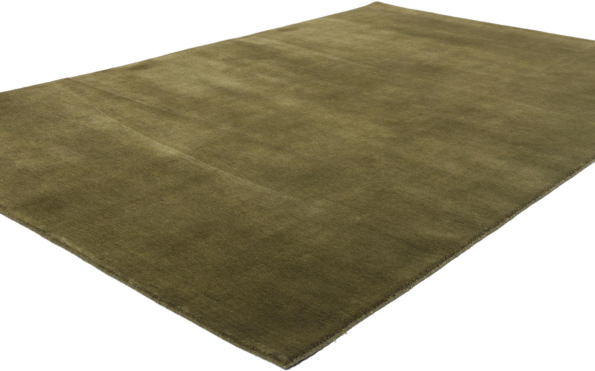 31173 New Solid Olive Green Modern Rug, 05'02 x 07'11. Dieser solide olivgrüne moderne Teppich verbindet perfekt biophiles Design mit einer erdigen, anspruchsvollen Ästhetik. Der mit viel Liebe zum Detail handgefertigte Sessel erinnert mit seinem