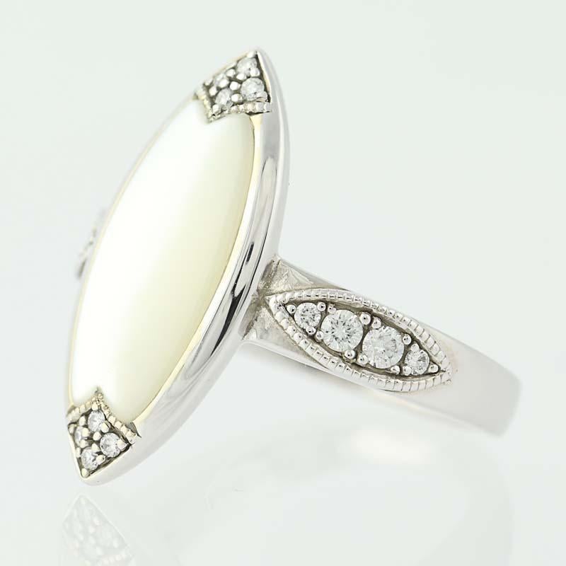 Round Cut Mother of Pearl and Diamond Kabana Ring, 14 White Gold Round Brilliant .22 Carat