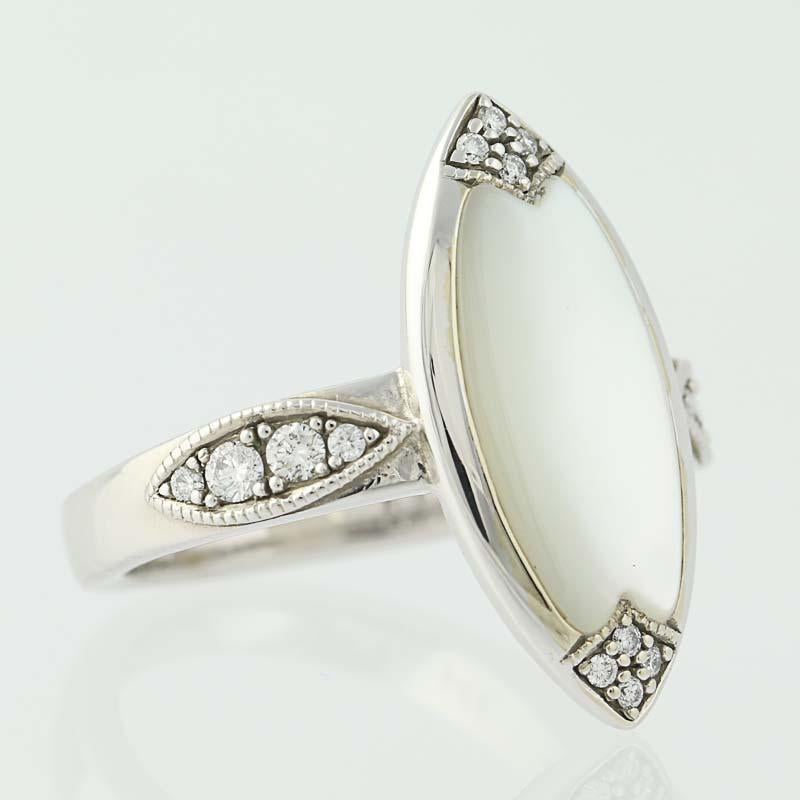 Mother of Pearl and Diamond Kabana Ring, 14 White Gold Round Brilliant .22 Carat In New Condition In Greensboro, NC
