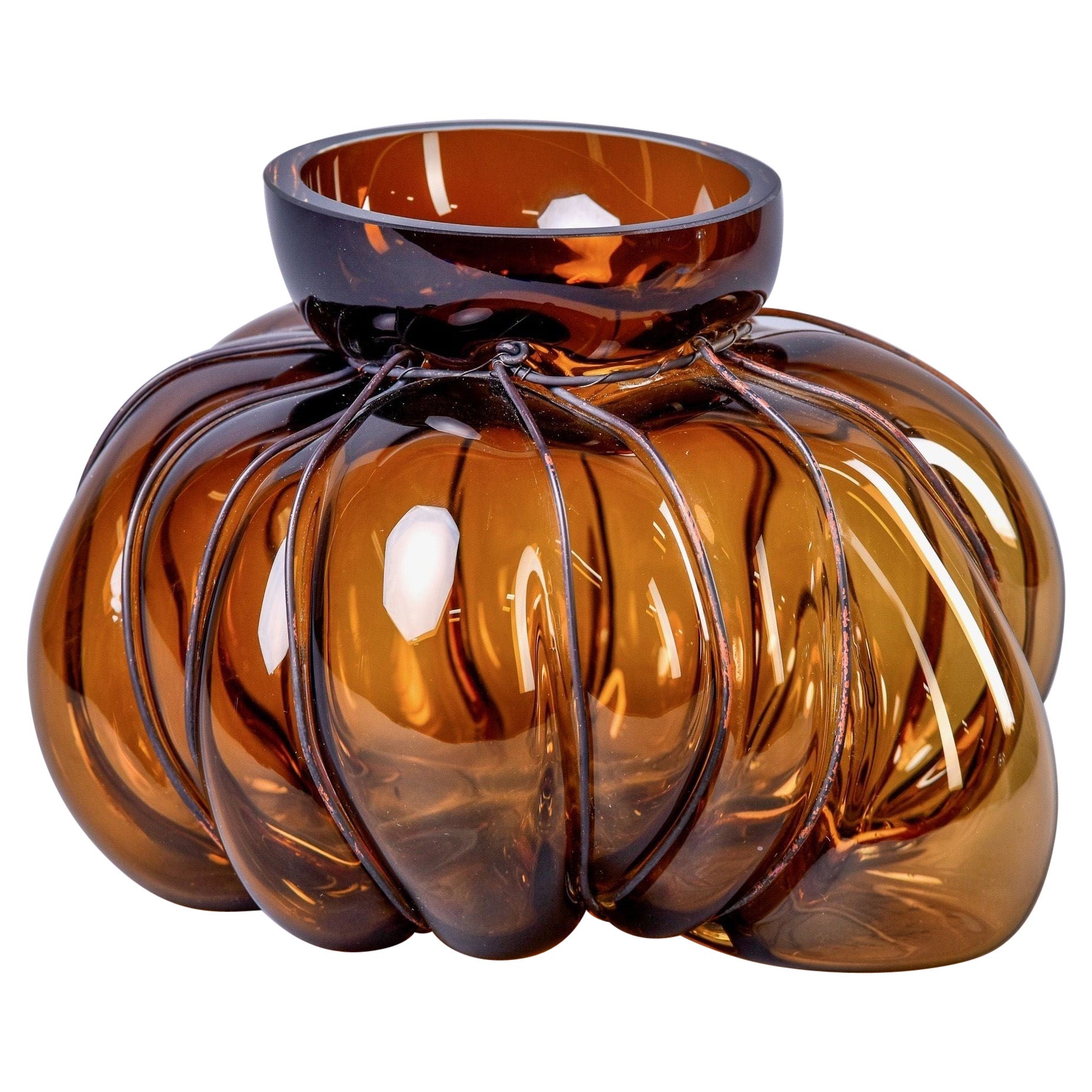 Nouveau vase italien en verre soufflé à la bouche avec contour en métal en vente