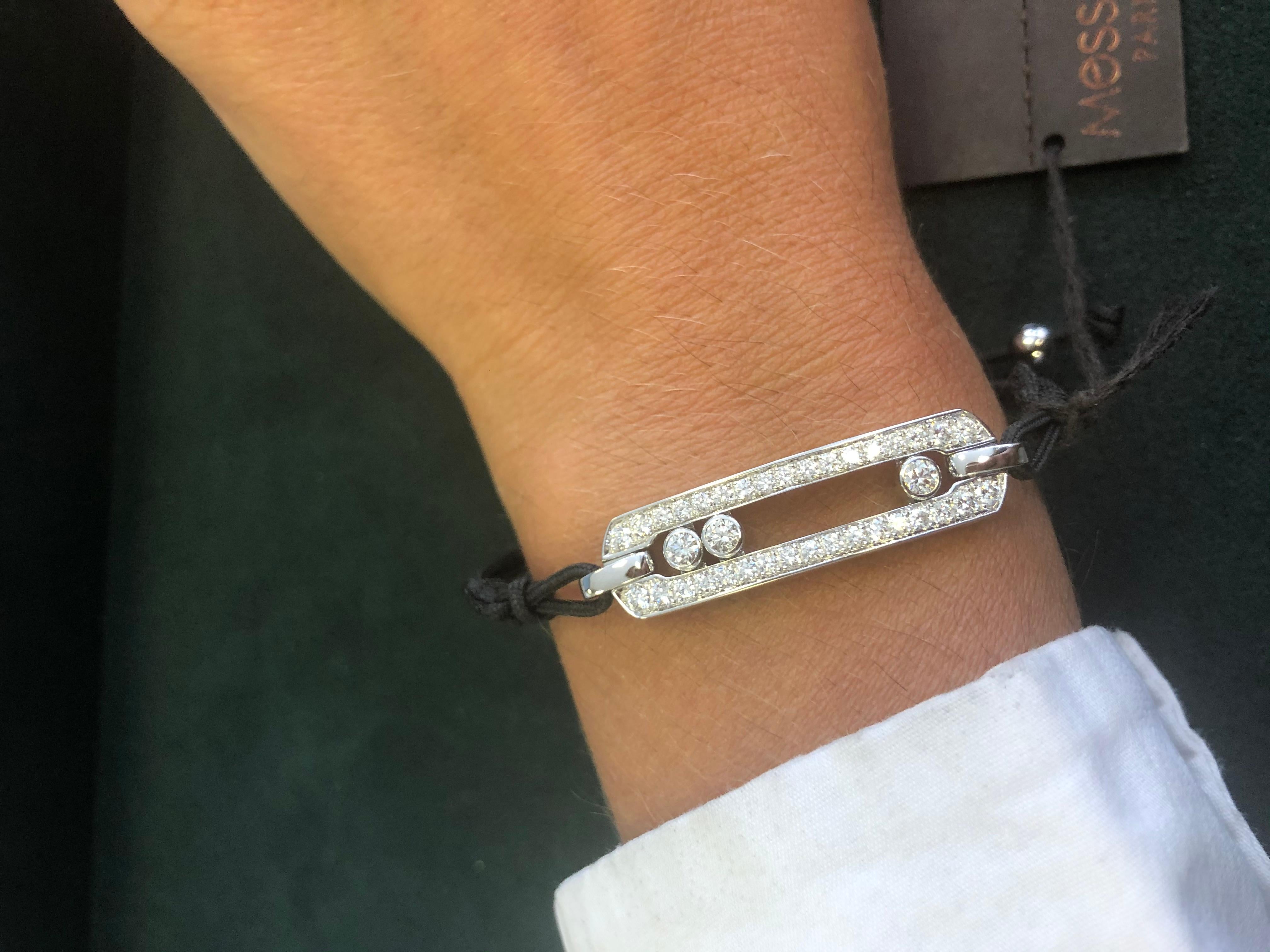 A trendy cord bracelet, this 18 Karat white gold jewel, fully handcrafted and set with three brilliant cut diamonds in motion is part of the Move, the iconic collection of Messika House. With its pared down design mixed with its cutting edge pattern