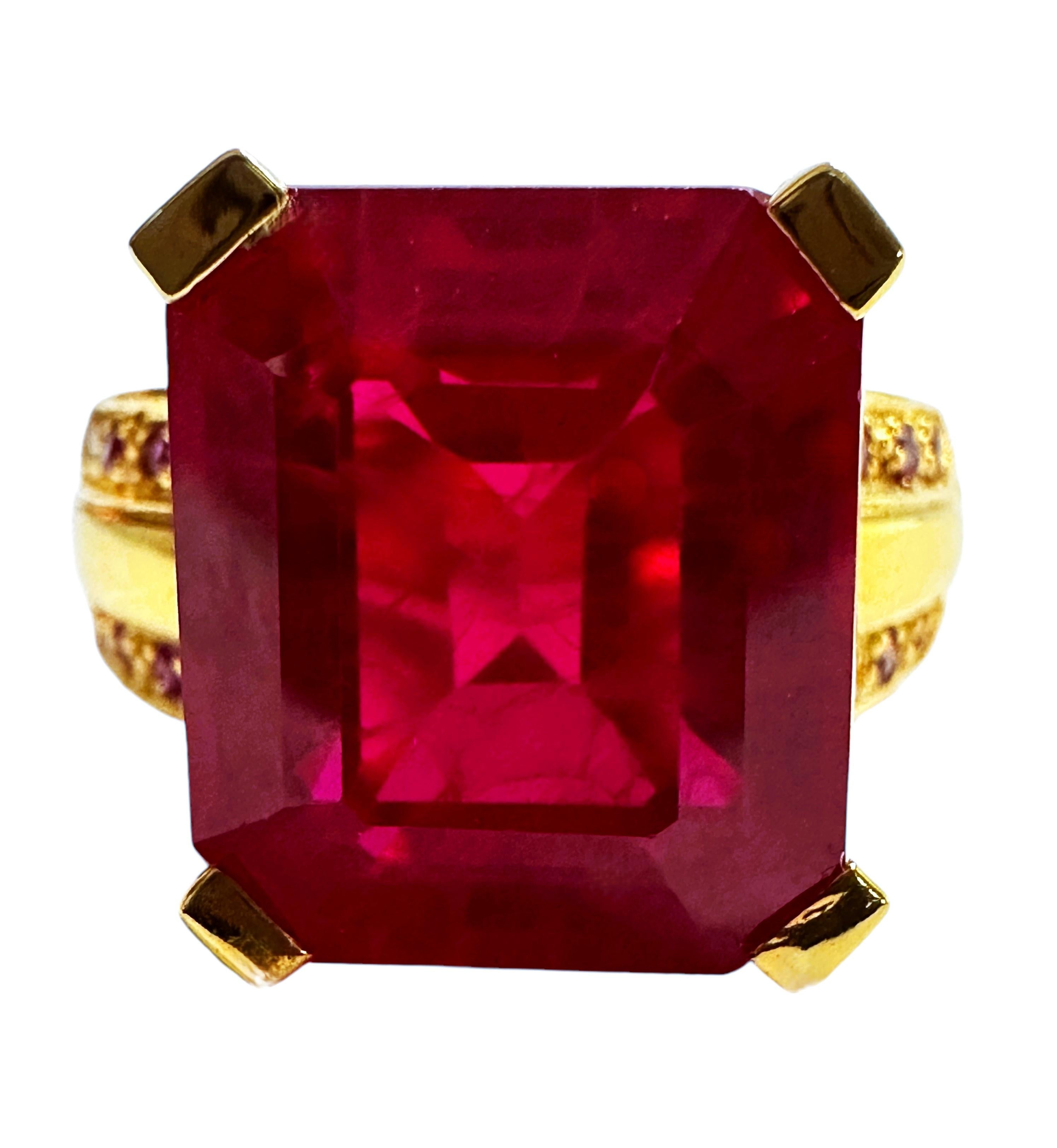 Che splendido anello! L'anello è una misura 6,75.  La pietra proviene dall'Africa ed è semplicemente squisita.  Si tratta di una pietra con taglio a smeraldo di 13.0 carati.   La pietra principale misura 13,2 x 11,5 mm e presenta due file di 