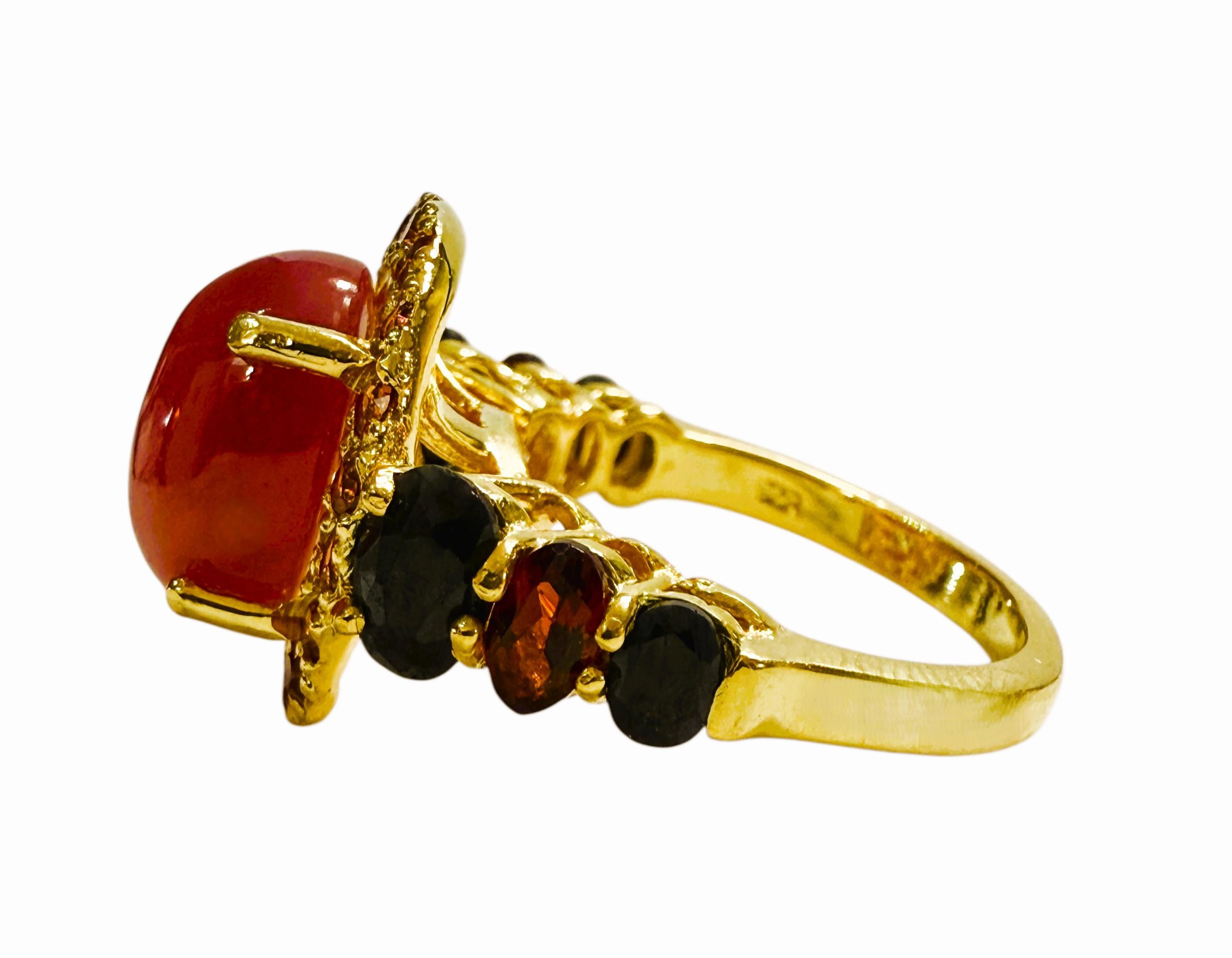 Was für eine schöne Farbe dieser Stein hat. Der Ring hat die Größe 7.  Der Stein stammt aus Afrika und ist einfach exquisit.  Es ist ein Cabochon geschliffenen Stein und ist 5,20 Ct   Der ovale Hauptstein ist 12 x 10 mm groß und wird von roten