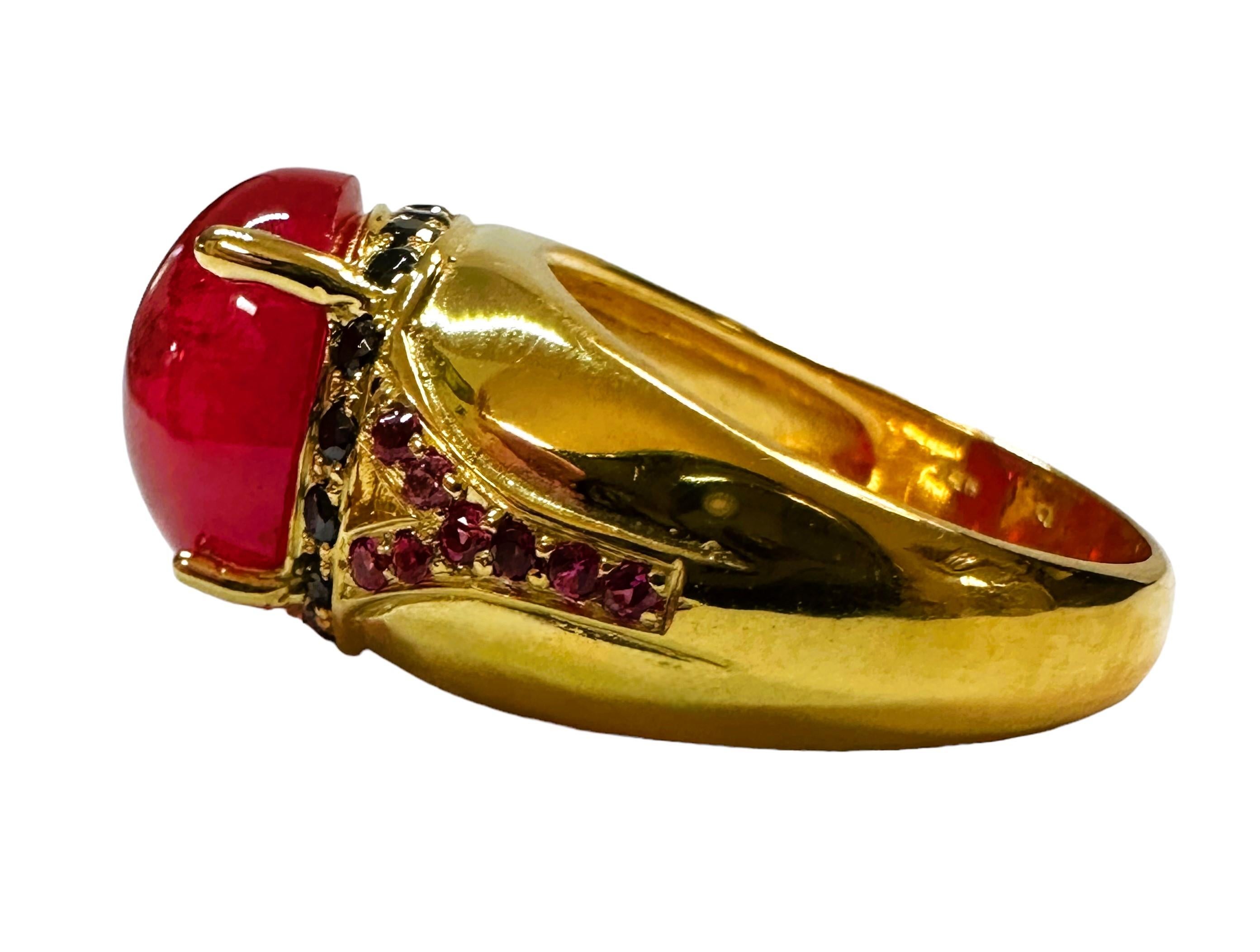 Questo anello è davvero bellissimo.  Questa pietra proviene dall'Africa ed è di alta qualità. L'anello è una misura 6,75.   È una pietra cabochon di taglio ovale e misura 11,7 x 10 mm.  La pietra è circondata da spinelli neri tagliati a diamante e