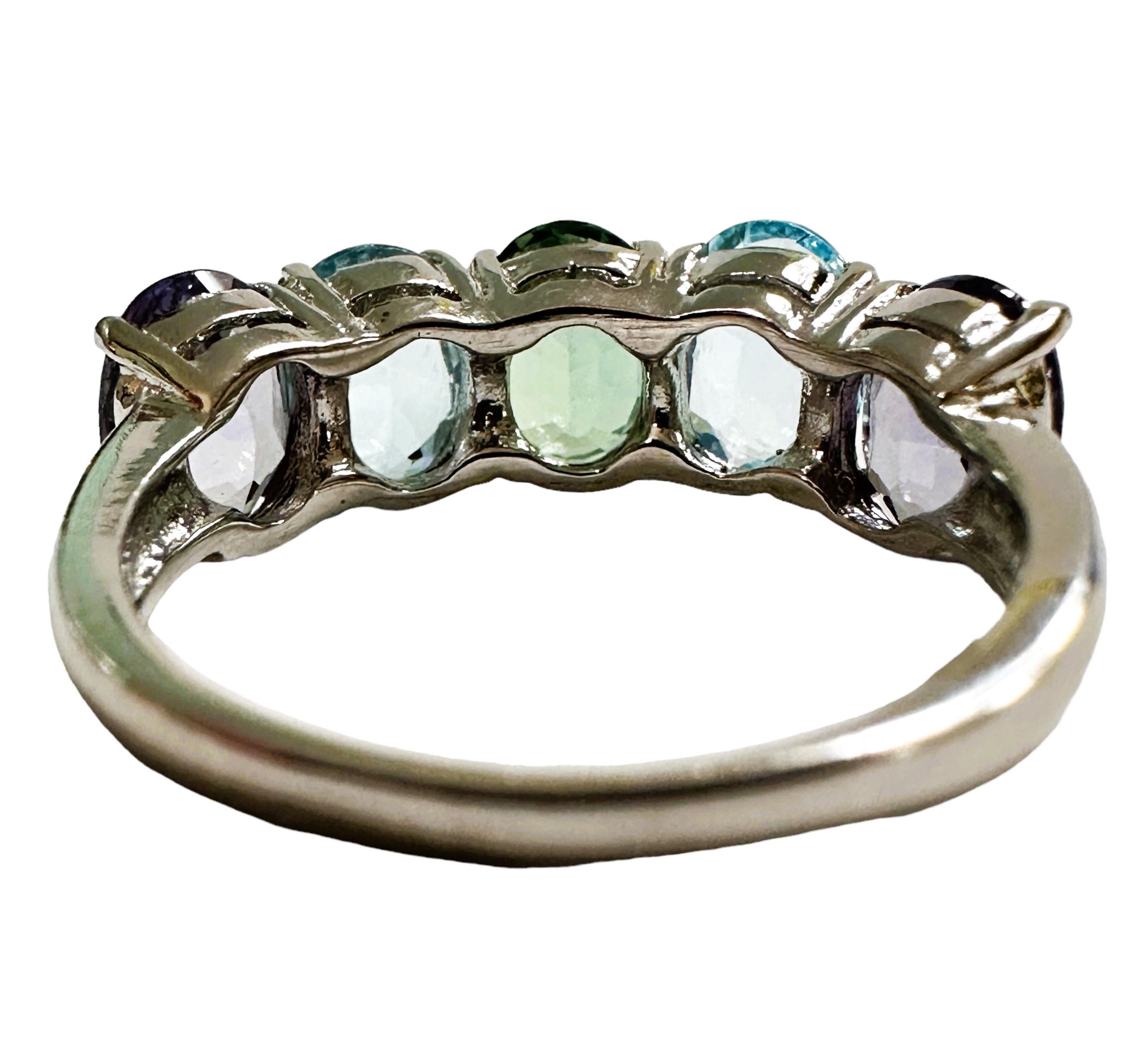 Neuer mehrfarbiger 5-Stein-Ring mit 5,50 Karat Saphir aus Sterling, Größe 7 (Ovalschliff)
