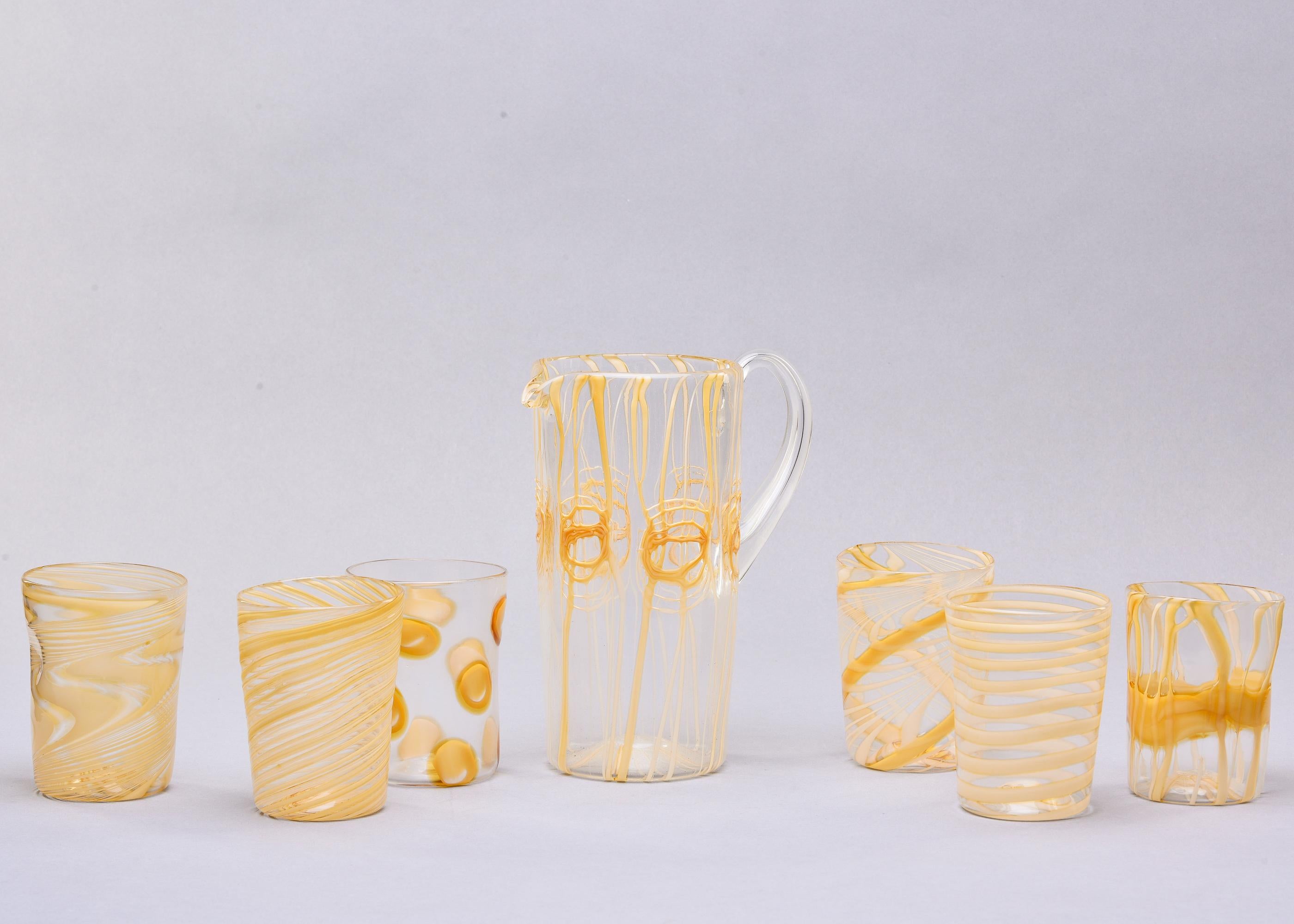 Nouveau pichet en verre de Murano extensible et six verres dorés en vente 3