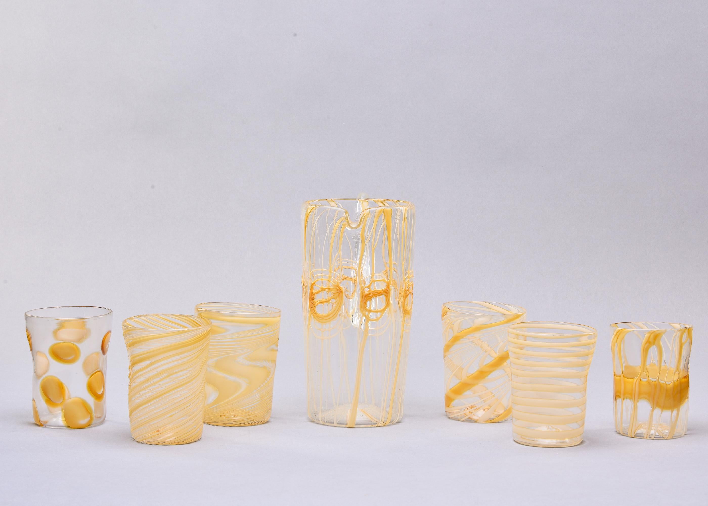Nouveau pichet en verre de Murano extensible et six verres dorés en vente 1