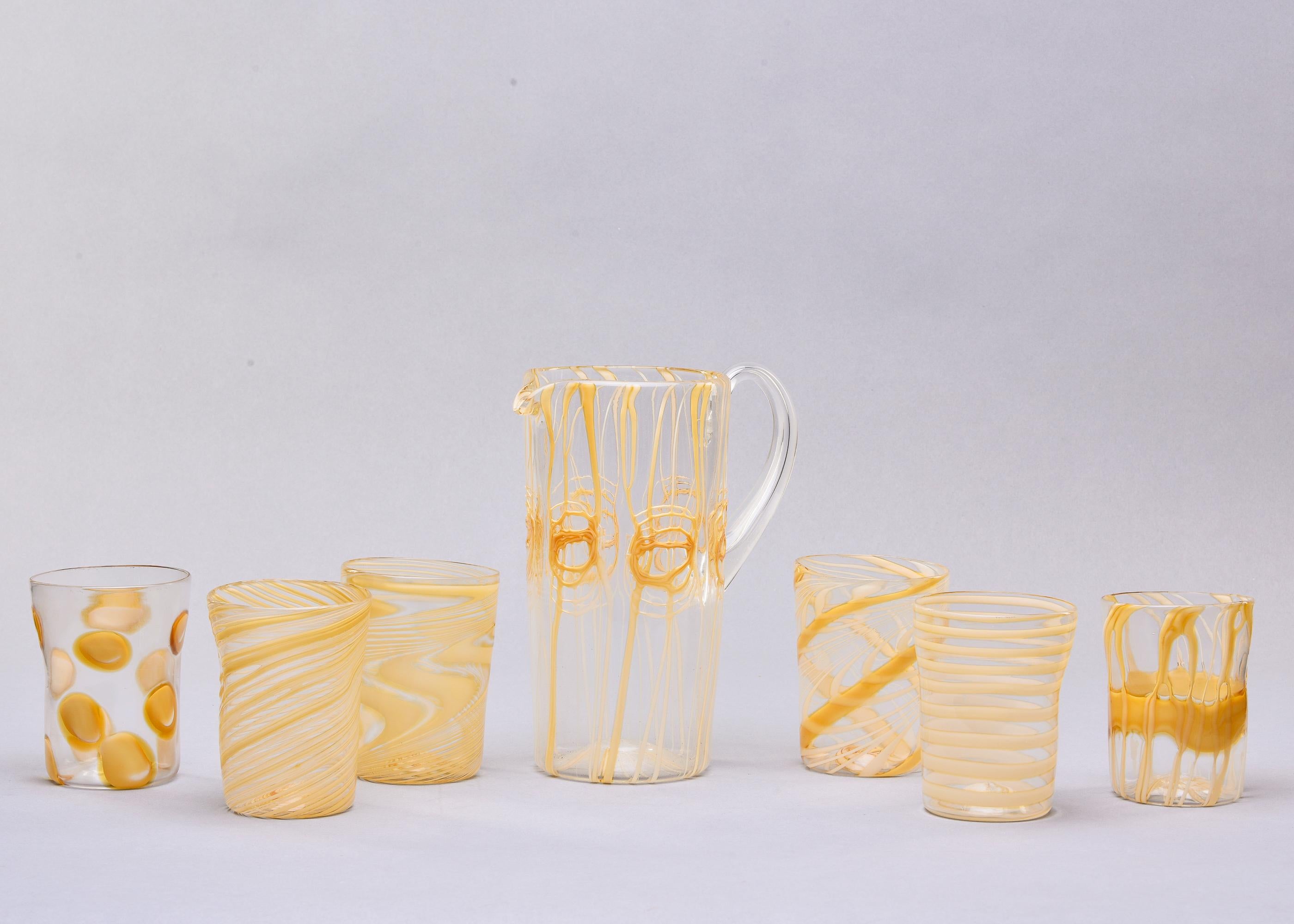 Nouveau pichet en verre de Murano extensible et six verres dorés en vente 2