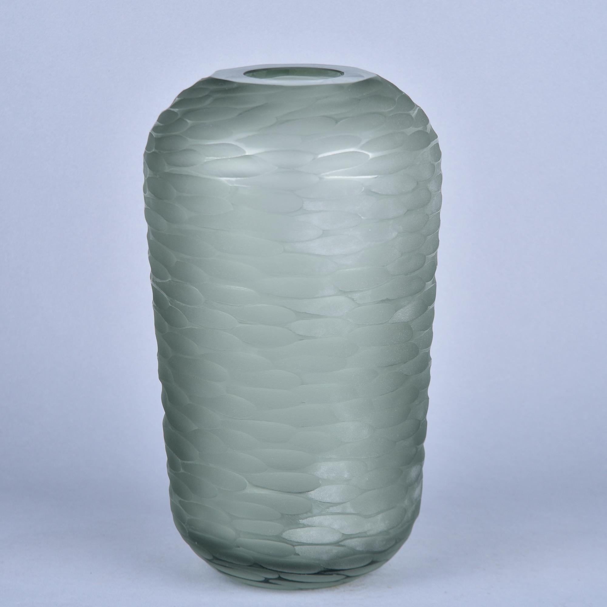 italien New Murano Glass Tall Battuto Smoky Sage Green Vase en vente