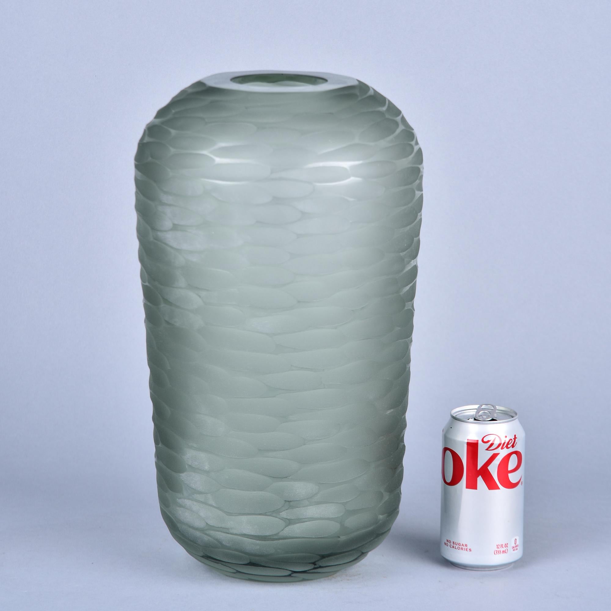 New Murano Glass Tall Battuto Smoky Sage Green Vase Neuf - En vente à Troy, MI