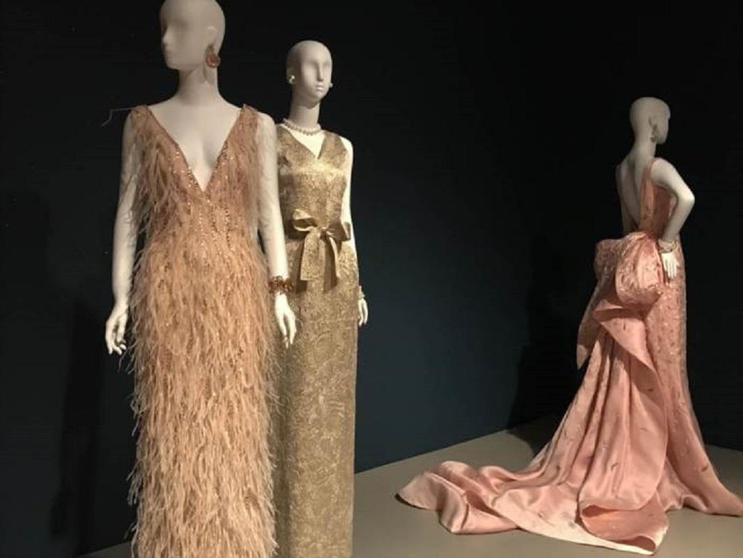 Neues Museum Oscar De La Renta Kleid aus Kristall mit Straußenfedern und Kristallverzierung 8 im Angebot 3