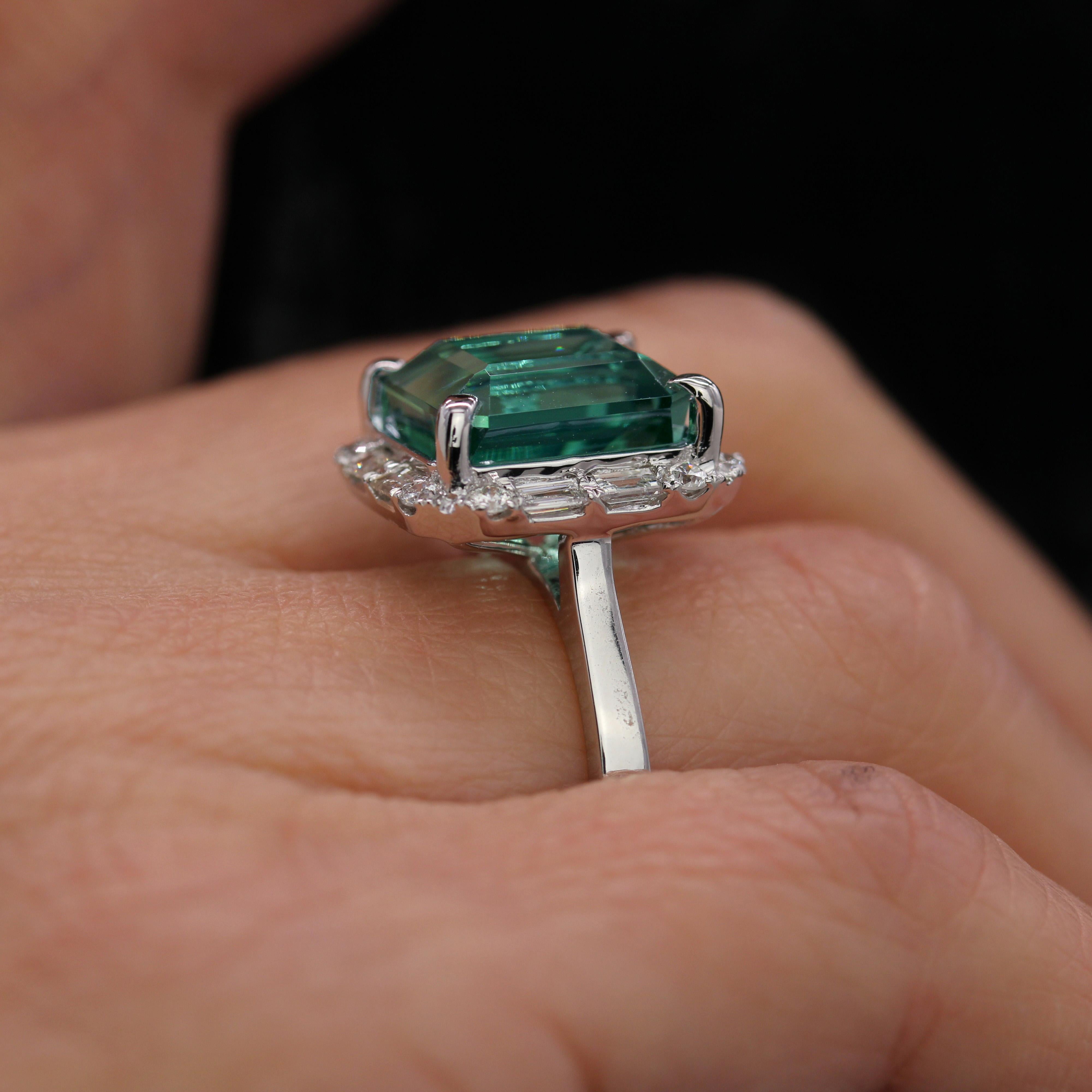 New Nature Nigeria Tormalina Diamonds 18 Karat White Gold Cluster Ring in vendita 7