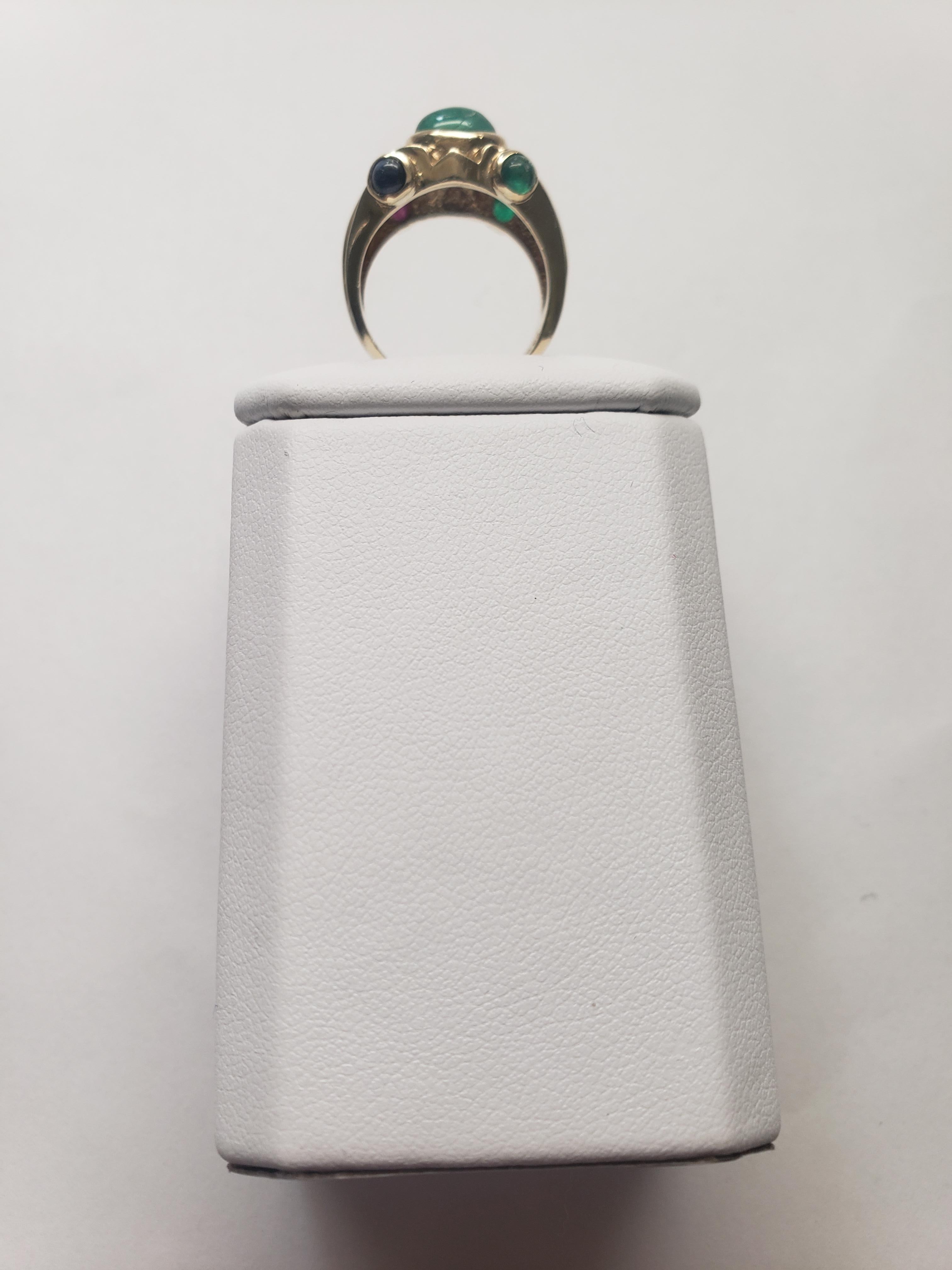 Dieser atemberaubende Ring von LaFrancee zeigt einen wunderschönen natürlichen ovalen Smaragd als Hauptstein, umgeben von kostbaren Rubinen und Saphiren in einer atemberaubenden Fassung im Byzantium-Stil. Das Metall aus 14-karätigem Gelbgold trägt