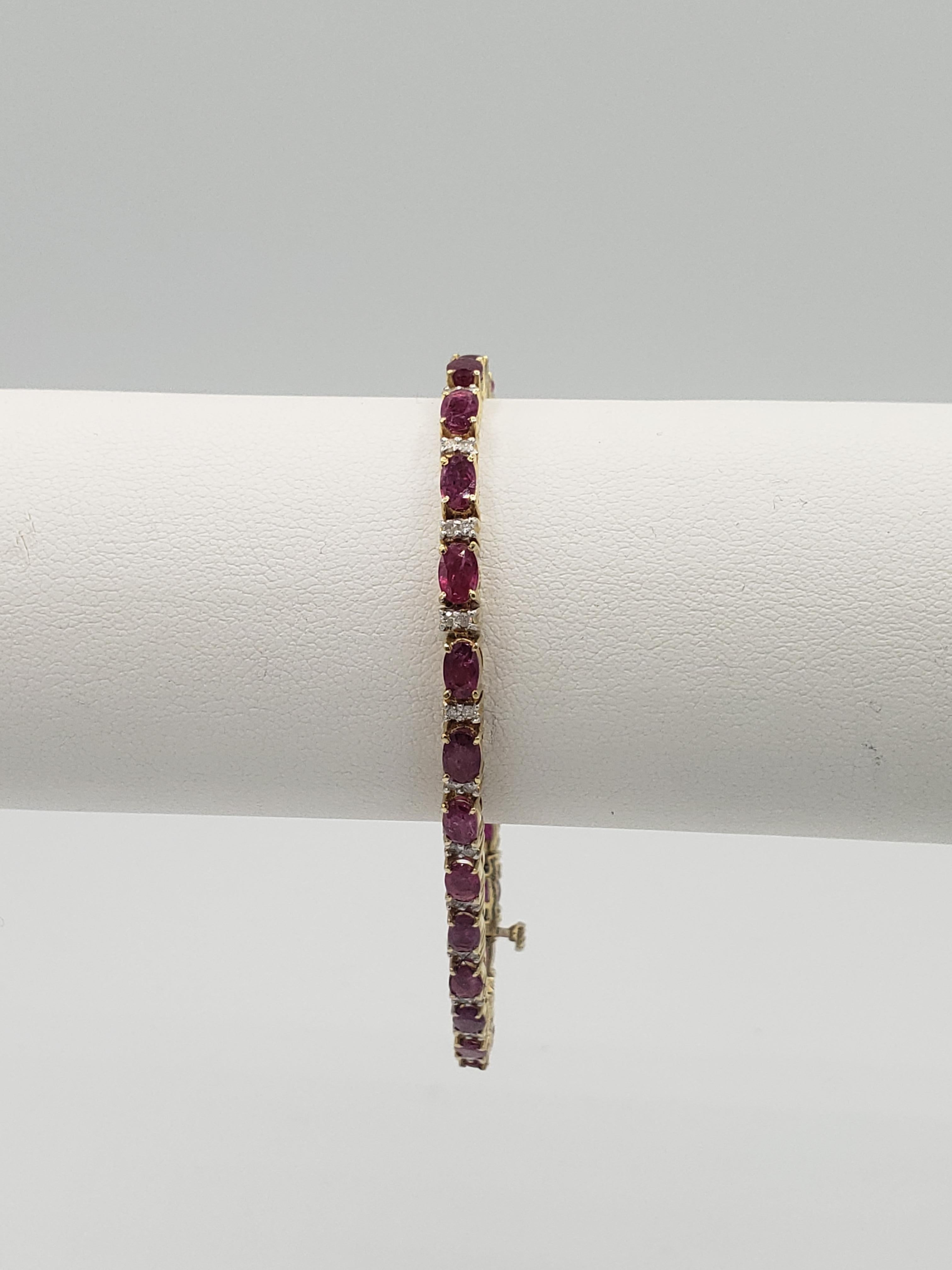 NOUVEAU Bracelet tennis en or jaune massif 14 carats avec rubis précieux naturels et diamants en vente 1