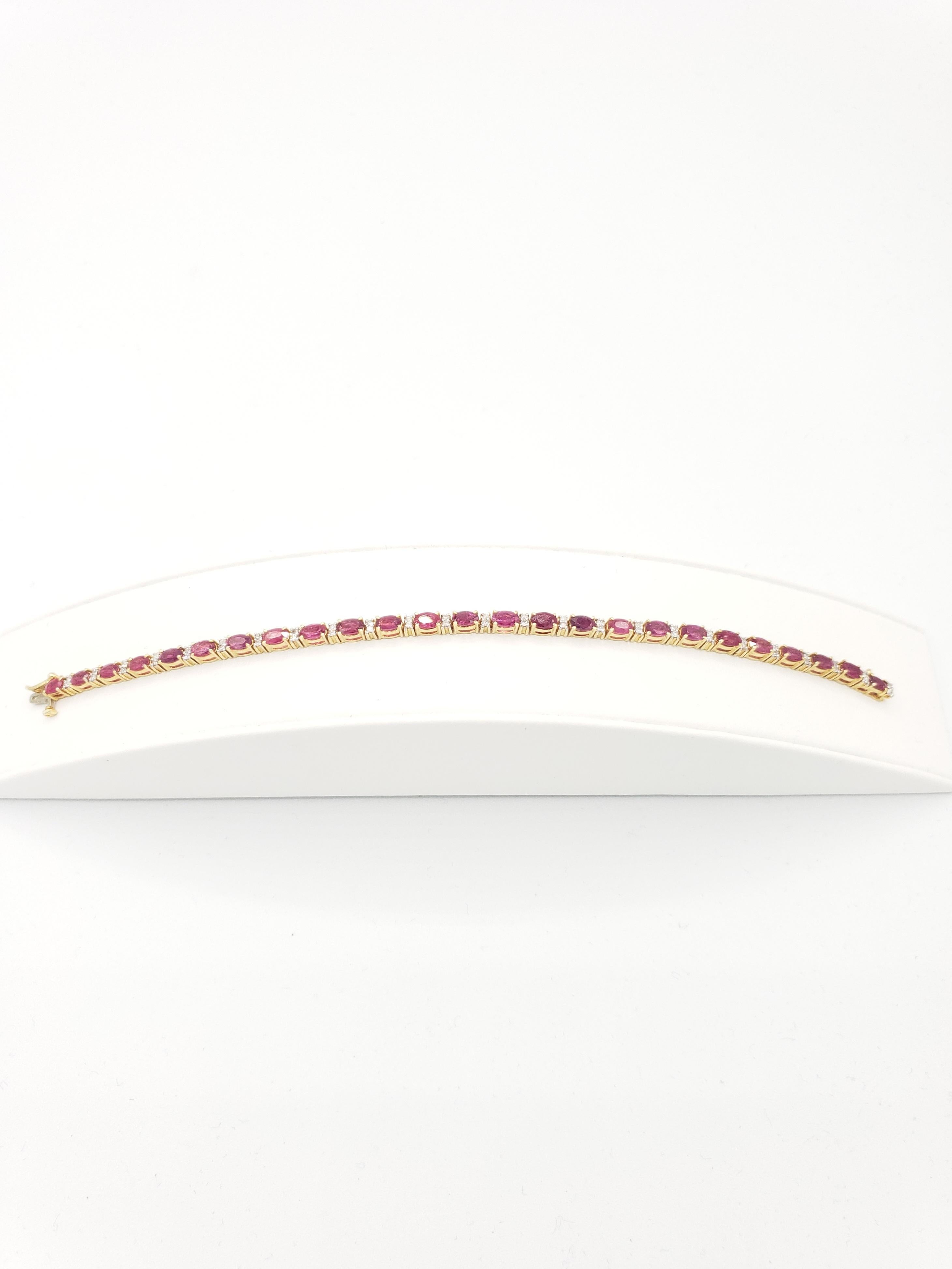 Rehaussez votre collection de bijoux avec cet exquis bracelet de tennis en rubis naturel et diamants. Avec 25 diamants et rubis de taille ronde sertis dans de l'or jaune massif 14k, ce bracelet LaFrancee respire le luxe et la sophistication. Les