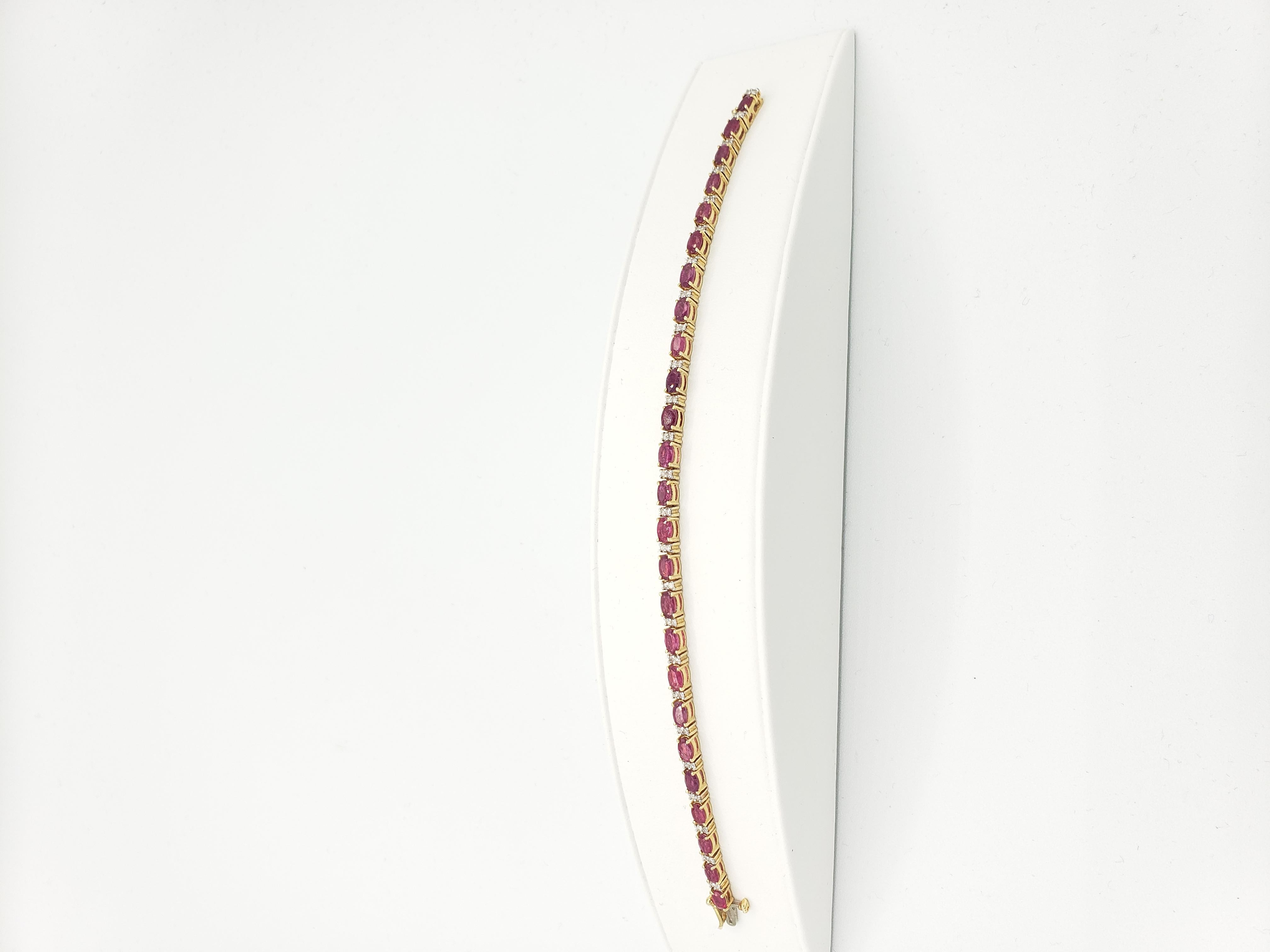 Taille coussin NOUVEAU Bracelet tennis en or jaune massif 14 carats avec rubis précieux naturels et diamants en vente