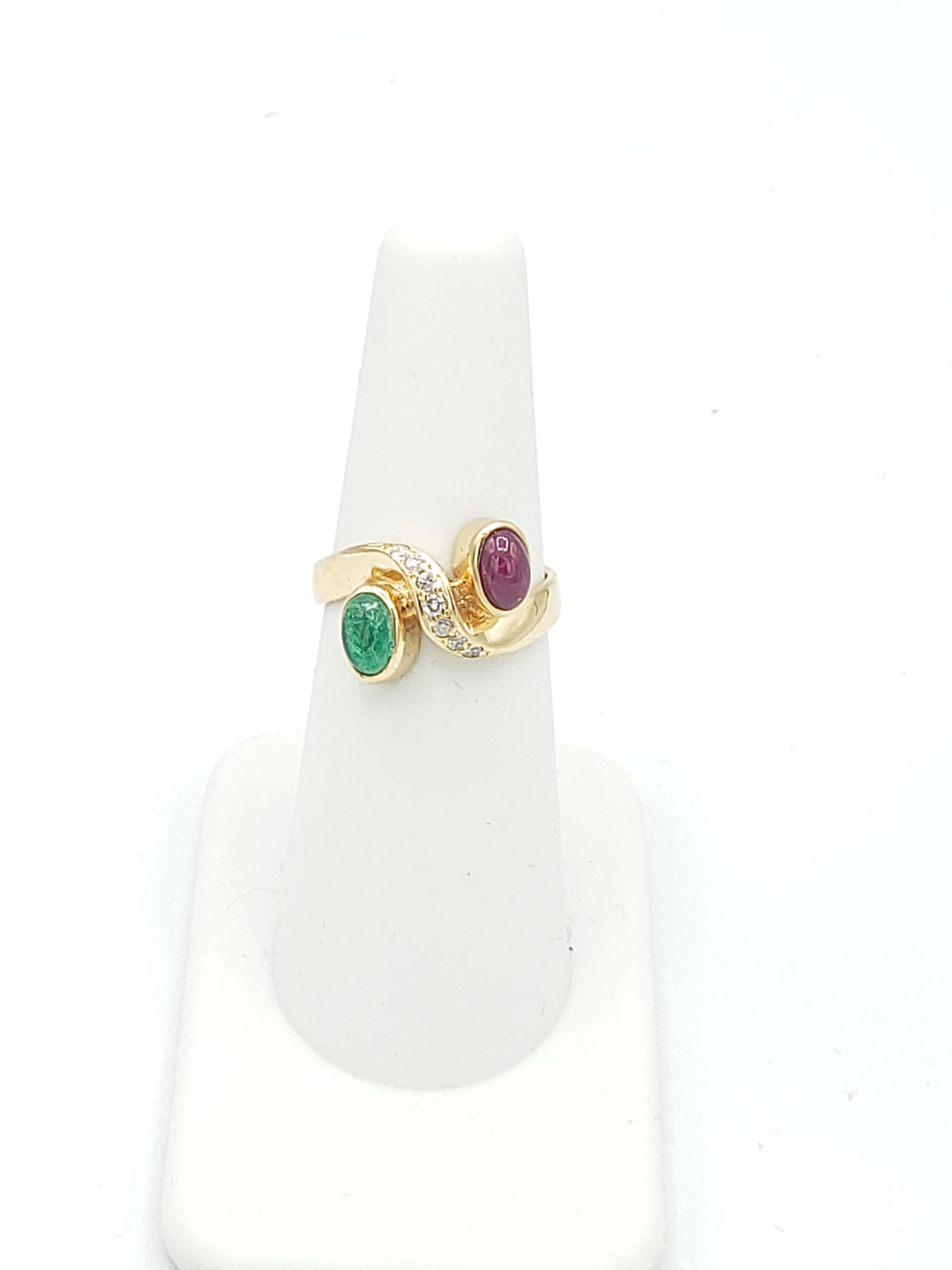 Cette superbe bague de LaFrancee est ornée d'un magnifique rubis naturel de forme ovale et d'une émeraude sertis dans de l'or jaune massif 14k. Les pierres précieuses sont rehaussées de diamants éblouissants, ce qui fait de cette bague une pièce de