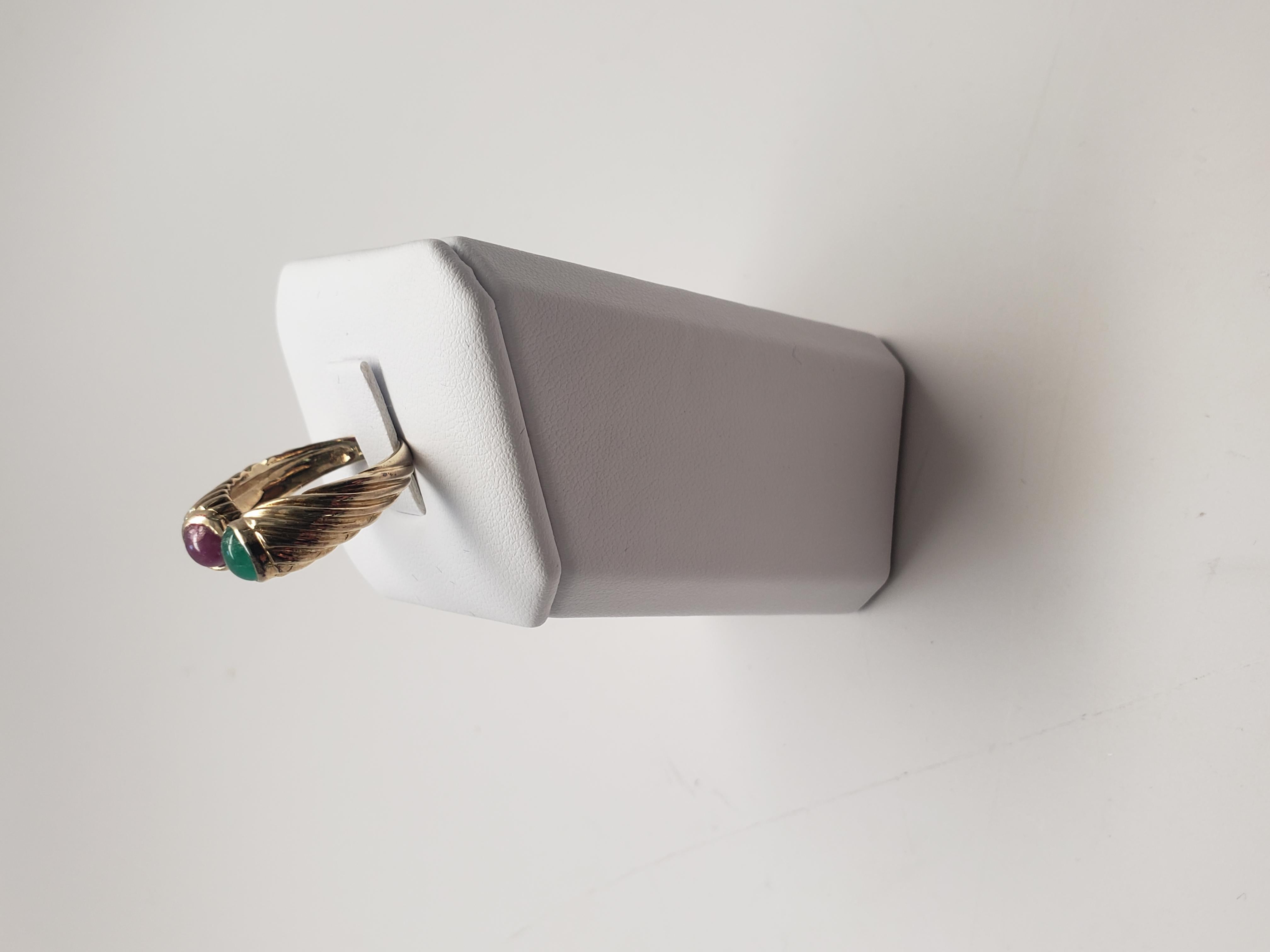 NEU Ring mit natürlichem Rubin und Smaragd in 14k Gelbgold (Ovalschliff) im Angebot