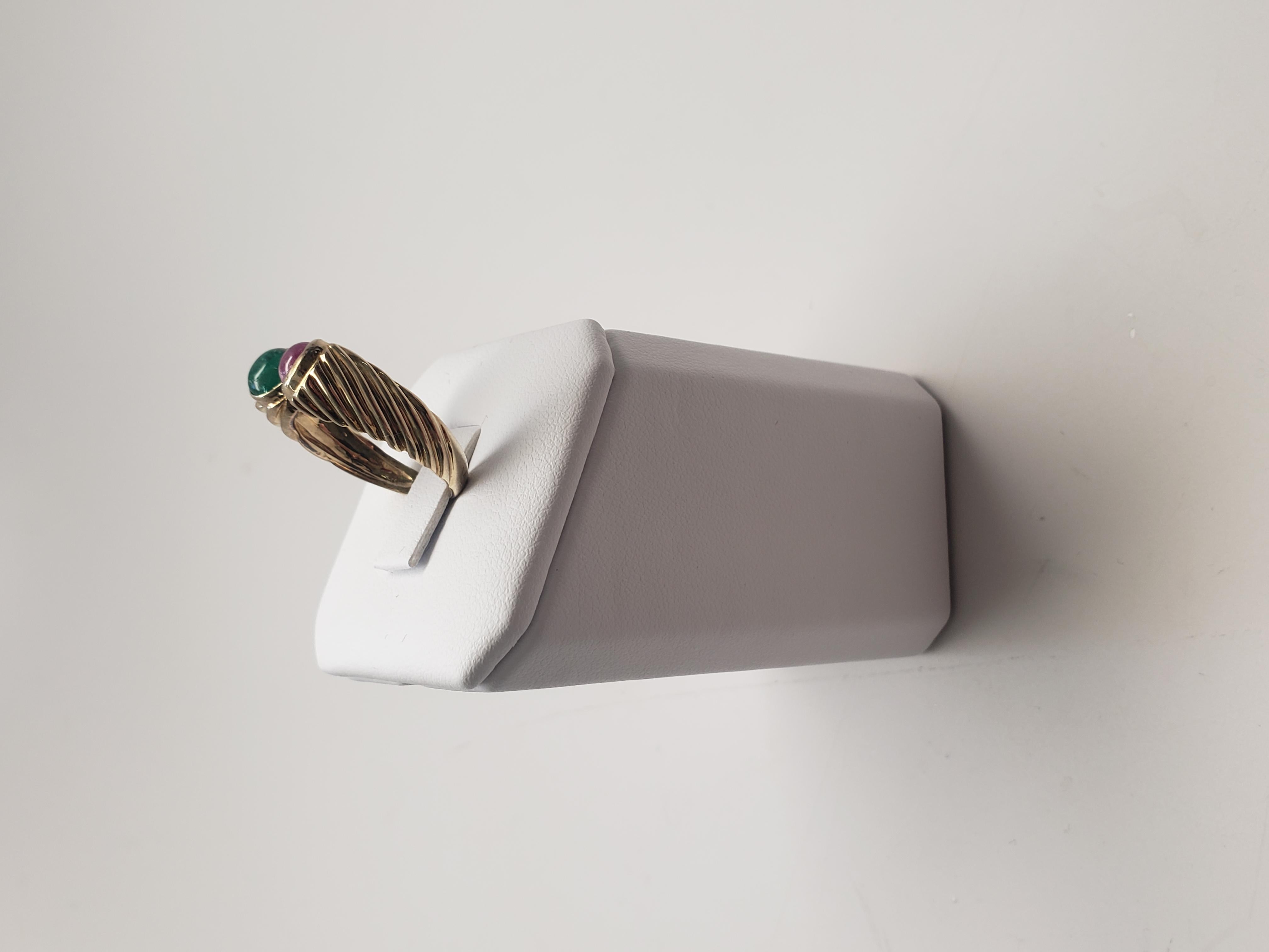 NEU Ring mit natürlichem Rubin und Smaragd in 14k Gelbgold für Damen oder Herren im Angebot