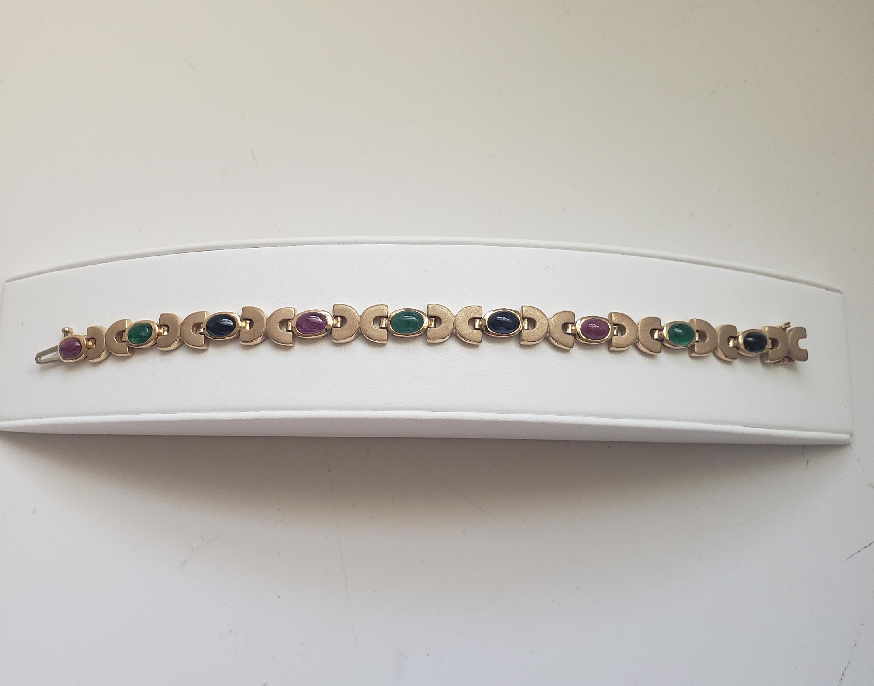 NOUVEAU Bracelet en or jaune 14 carats avec rubis précieux naturels, saphirs et émeraudes Unisexe en vente