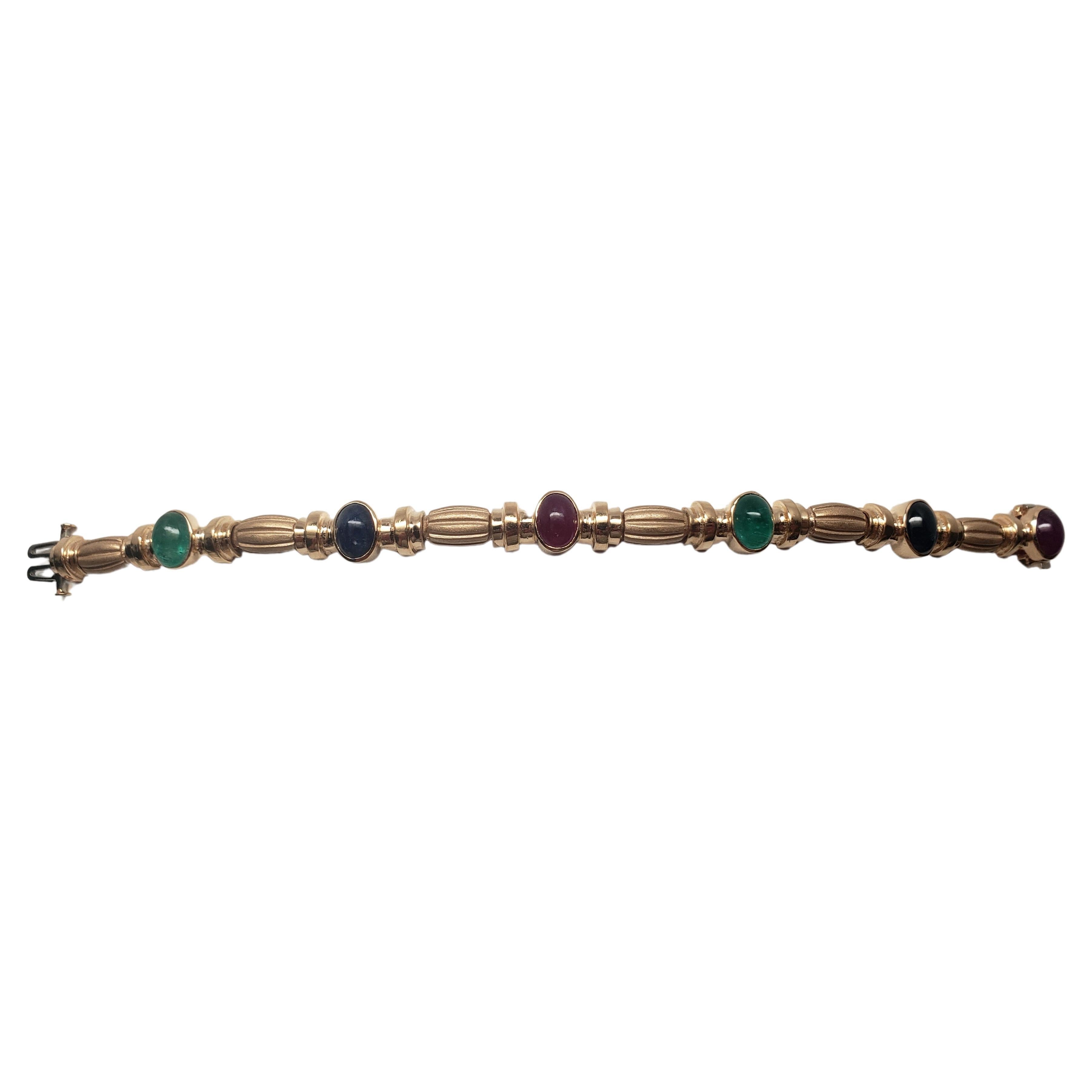 Ce bracelet exquis de LaFrancee est fabriqué en or jaune massif 14 carats et présente de superbes rubis, saphirs et émeraudes naturels. Le bracelet de style byzantin est un clin d'œil à la Nature avec ses détails complexes et ses magnifiques pierres