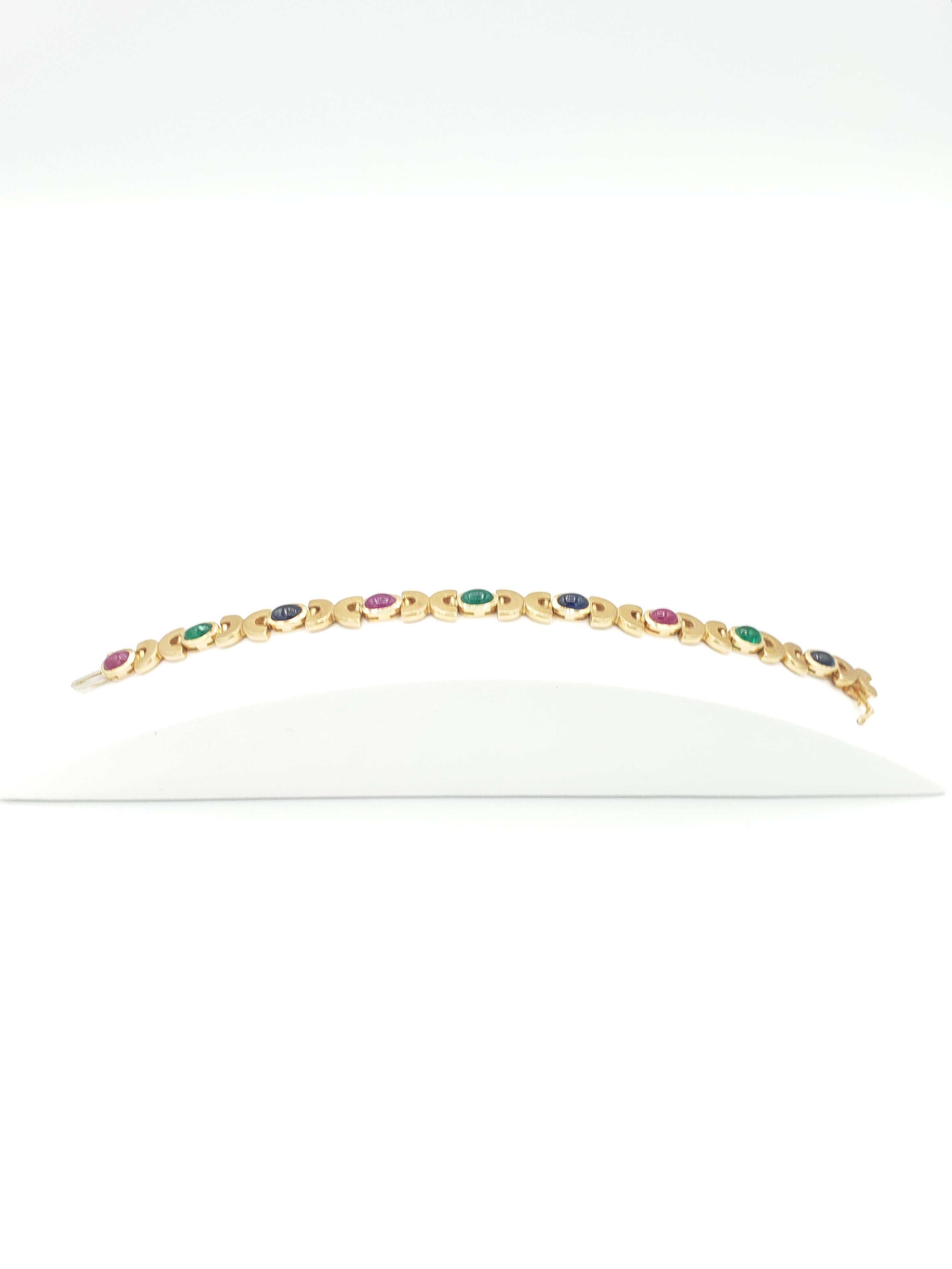 Taille ovale Bracelet en or jaune 14k avec cabochon de rubis, saphir et émeraude Nouveau en vente