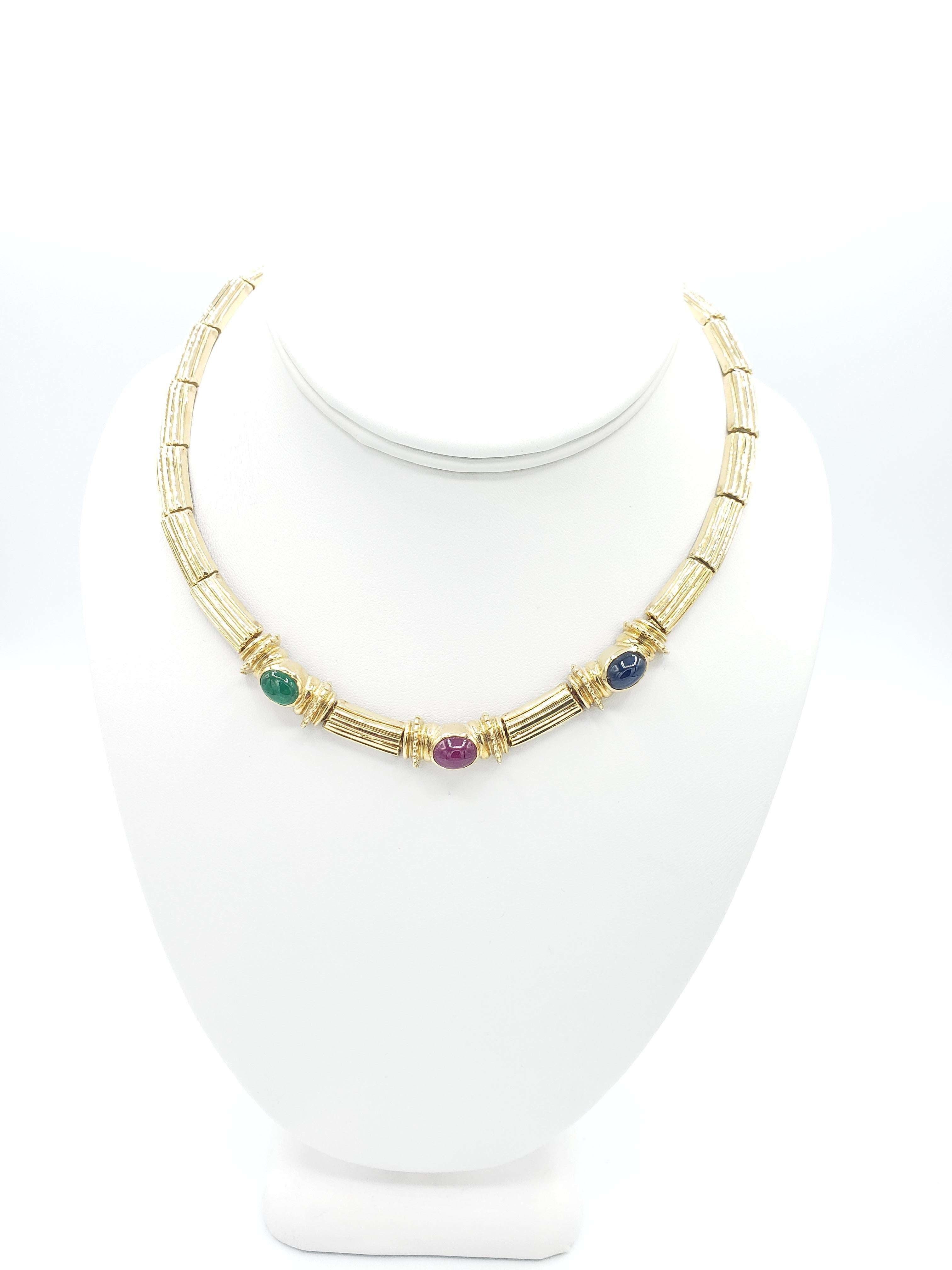 Ajoutez une touche de luxe à votre collection de bijoux avec ce collier exquis de LaFrancee. Réalisée en or jaune massif 14k, cette pièce est ornée de trois pierres précieuses naturelles de forme ovale - le rubis, le saphir et l'émeraude. Le style
