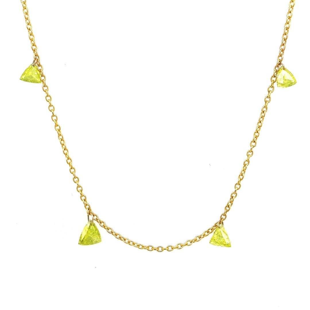 Nuevo Collar triangular natural con 6 diamantes verdes en Nuevo estado para la venta en London, GB