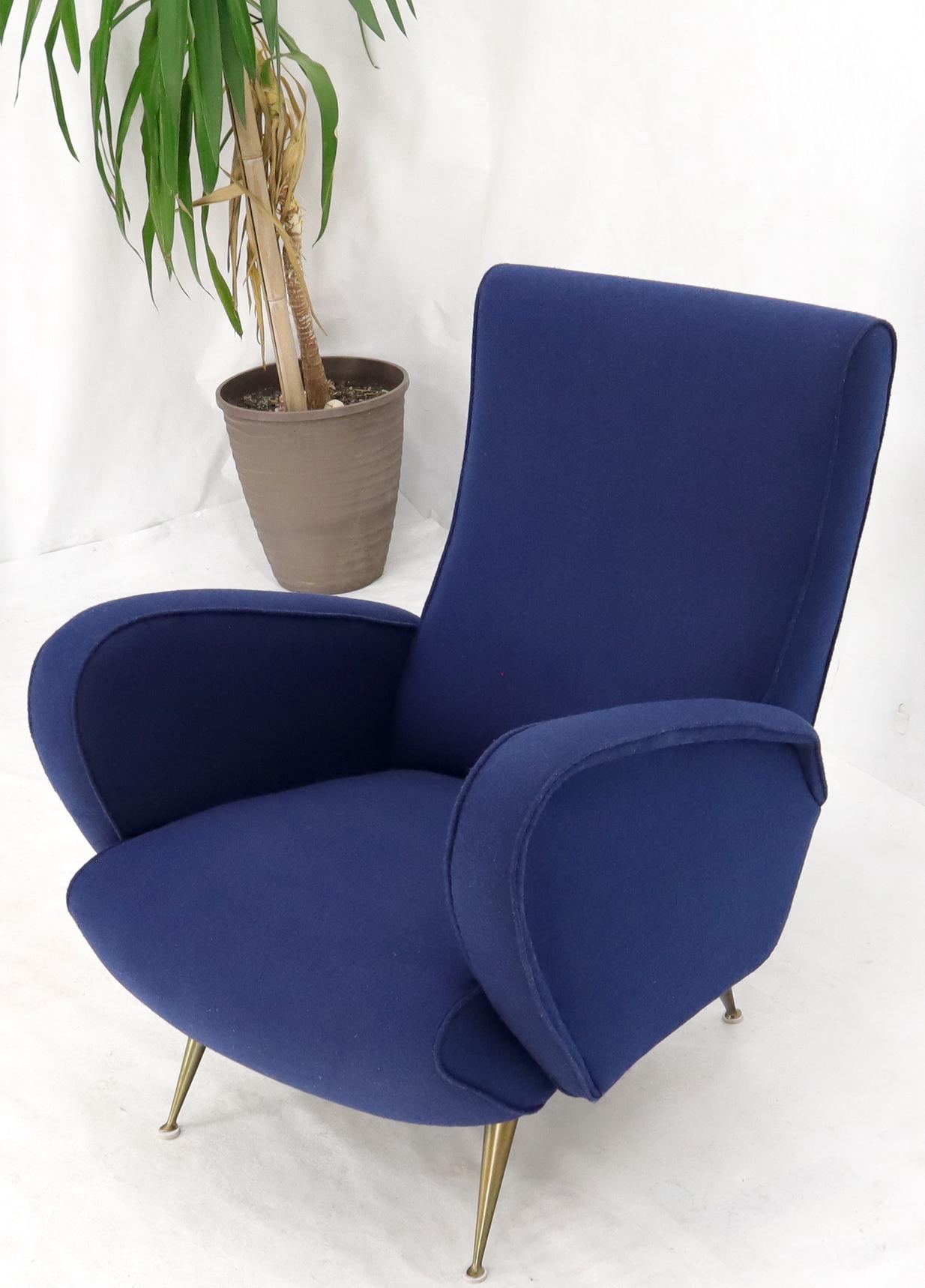 Mid-Century Modern Fauteuil de salon italien mi-siècle moderne du milieu du siècle dernier en tissu bleu marine sur pieds en laiton, neuf en vente