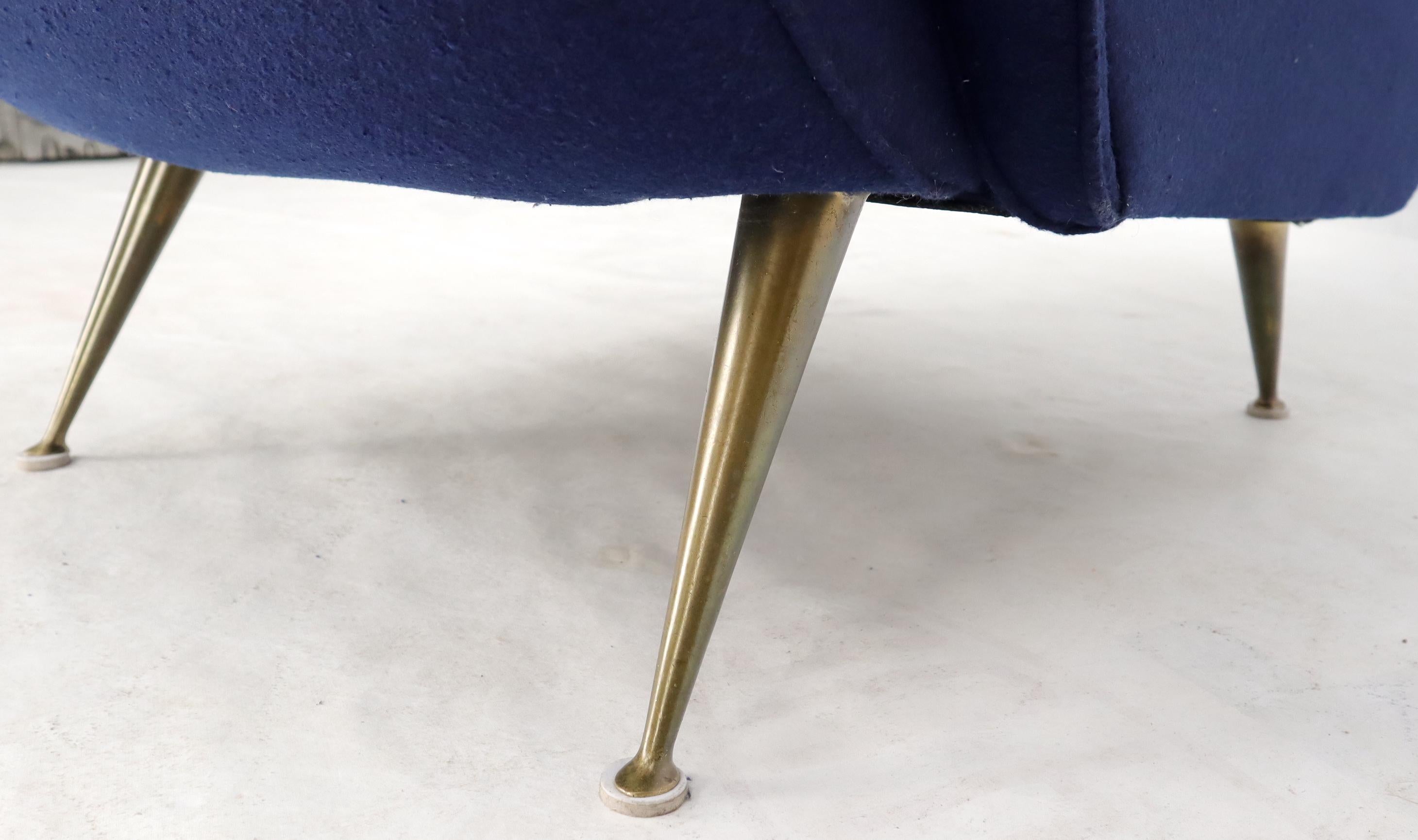 Fauteuil de salon italien mi-siècle moderne du milieu du siècle dernier en tissu bleu marine sur pieds en laiton, neuf en vente 1