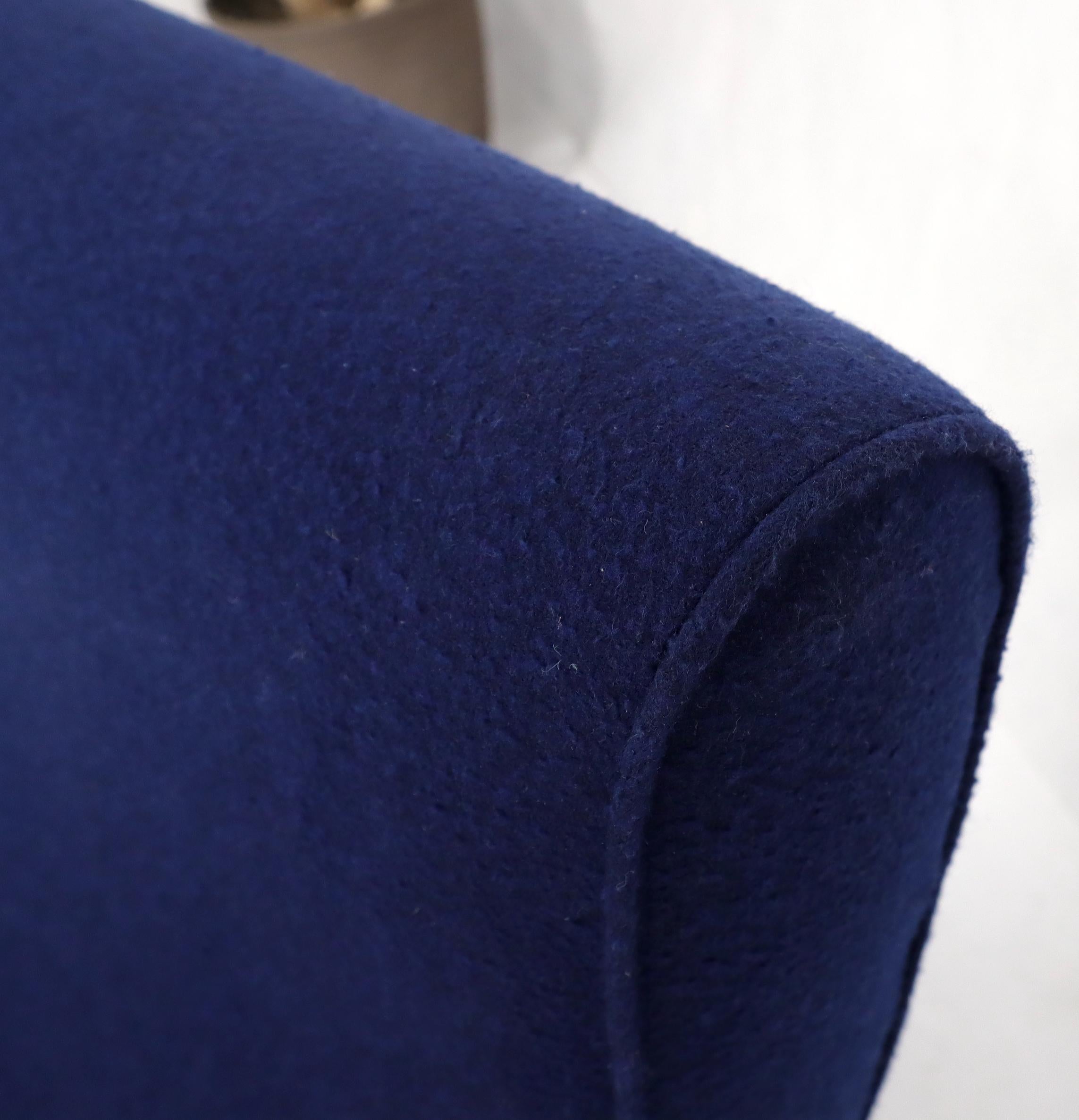 Fauteuil de salon italien mi-siècle moderne du milieu du siècle dernier en tissu bleu marine sur pieds en laiton, neuf en vente 3