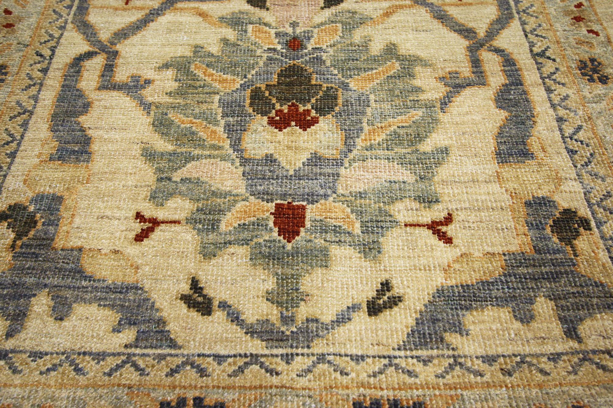 Perse Nouveau tapis persan Sultanabad de style transitionnel en vente