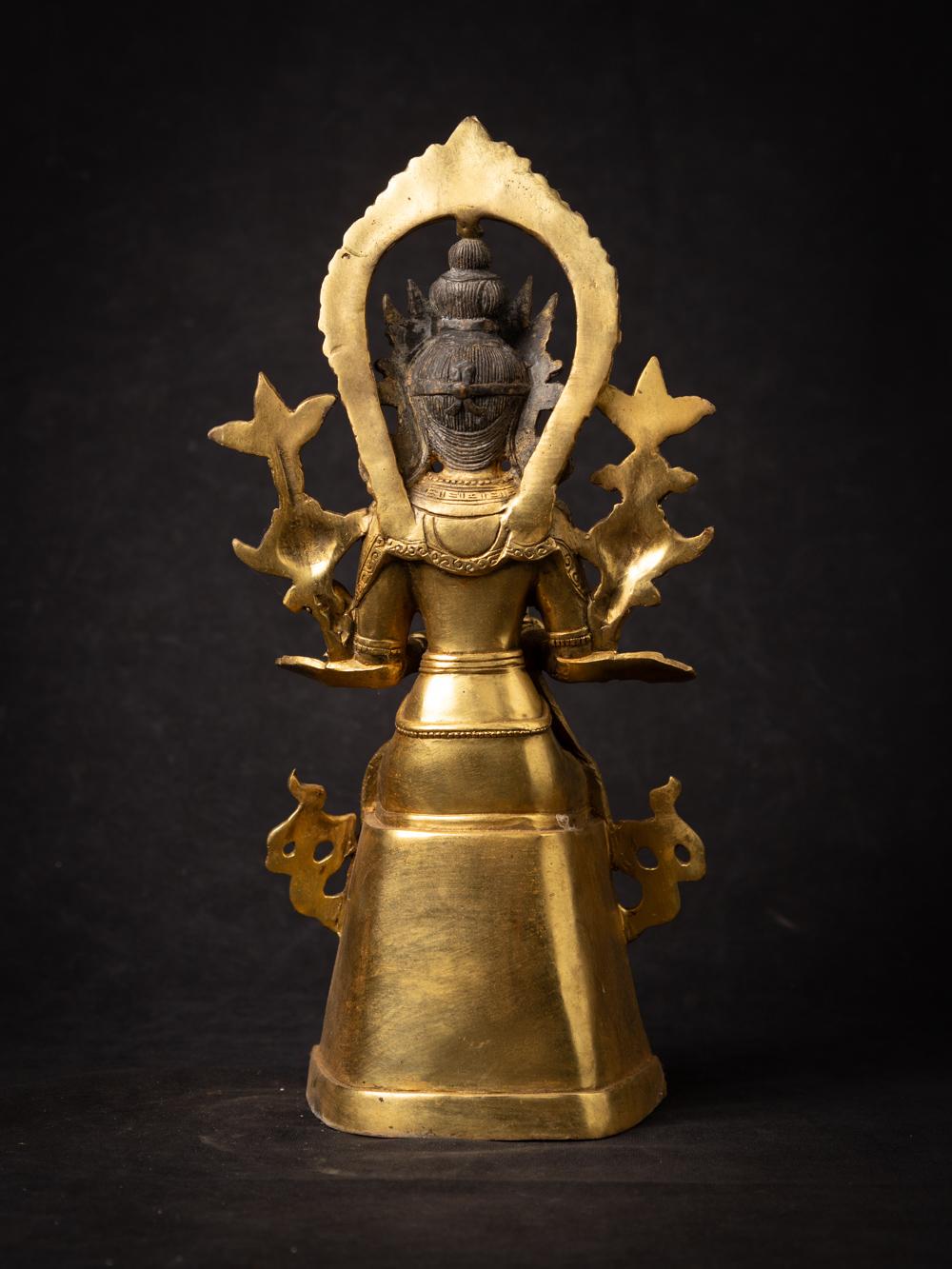Erleben Sie die göttliche Präsenz einer nepalesischen Maitreya-Buddha-Statue aus Bronze, die mit Ehrfurcht und Hingabe gefertigt wurde. Dieses exquisite Stück aus Bronze hat eine Höhe von 31,5 cm, eine Breite von 14,8 cm und eine Tiefe von 13,5 cm.