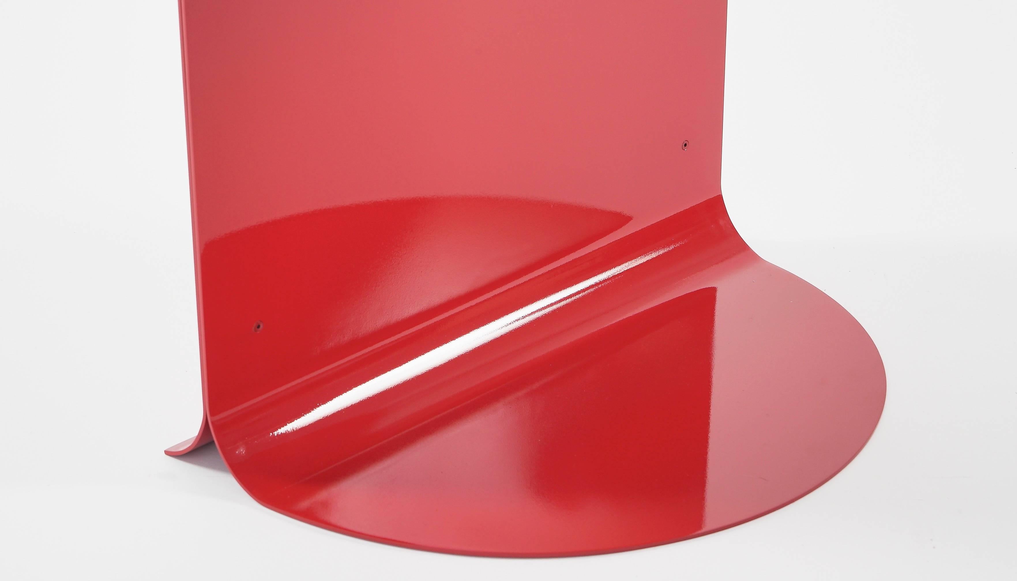 O Table in Stainless Steel (Red) by Estudio Persona im Zustand „Neu“ in Los Angeles, CA