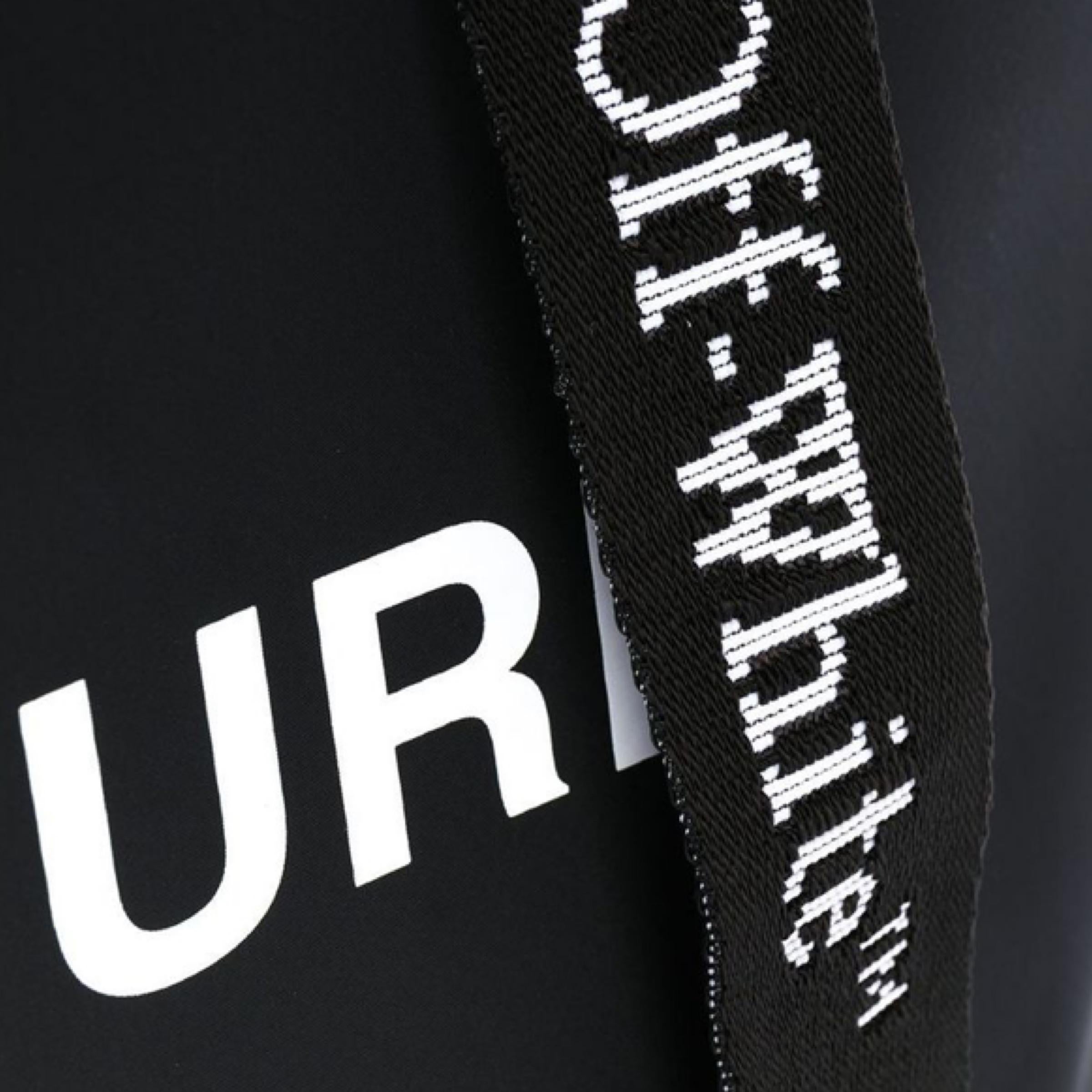 NEU Off-White Virgil Abloh Schwarze bedruckte Skulptur Pfeil Logo Tragetasche im Angebot 4