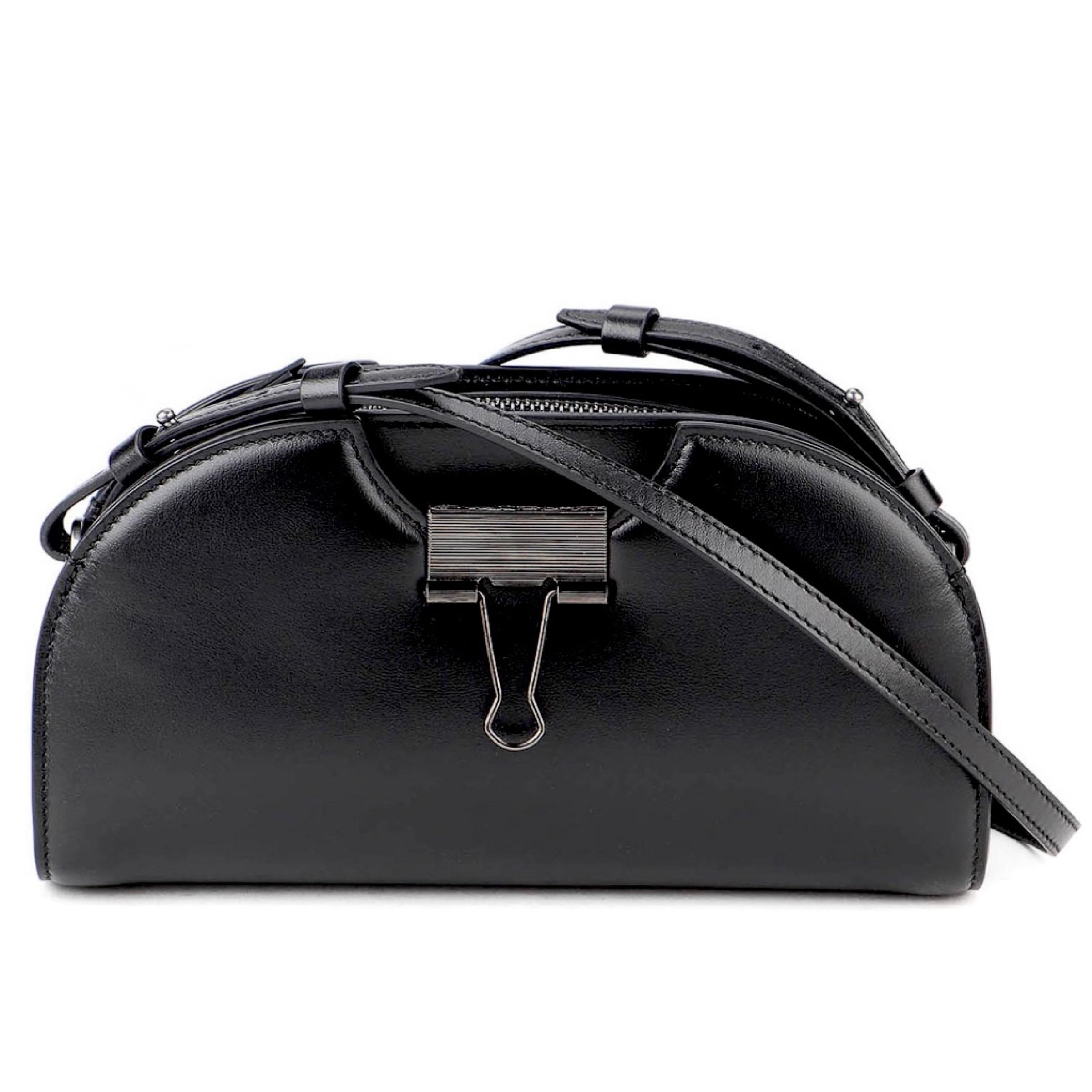 New Off-White Virgil Abloh Black Swiss Leather Camera Crossbody Bag

Authenticity Guaranteed

DETAILS
Brand: Off-White Virgil Abloh
Gender: Women
Category: Crossbody bag
Condition: Brand new
Color: Black
Material: Leather
Removable and adjustable