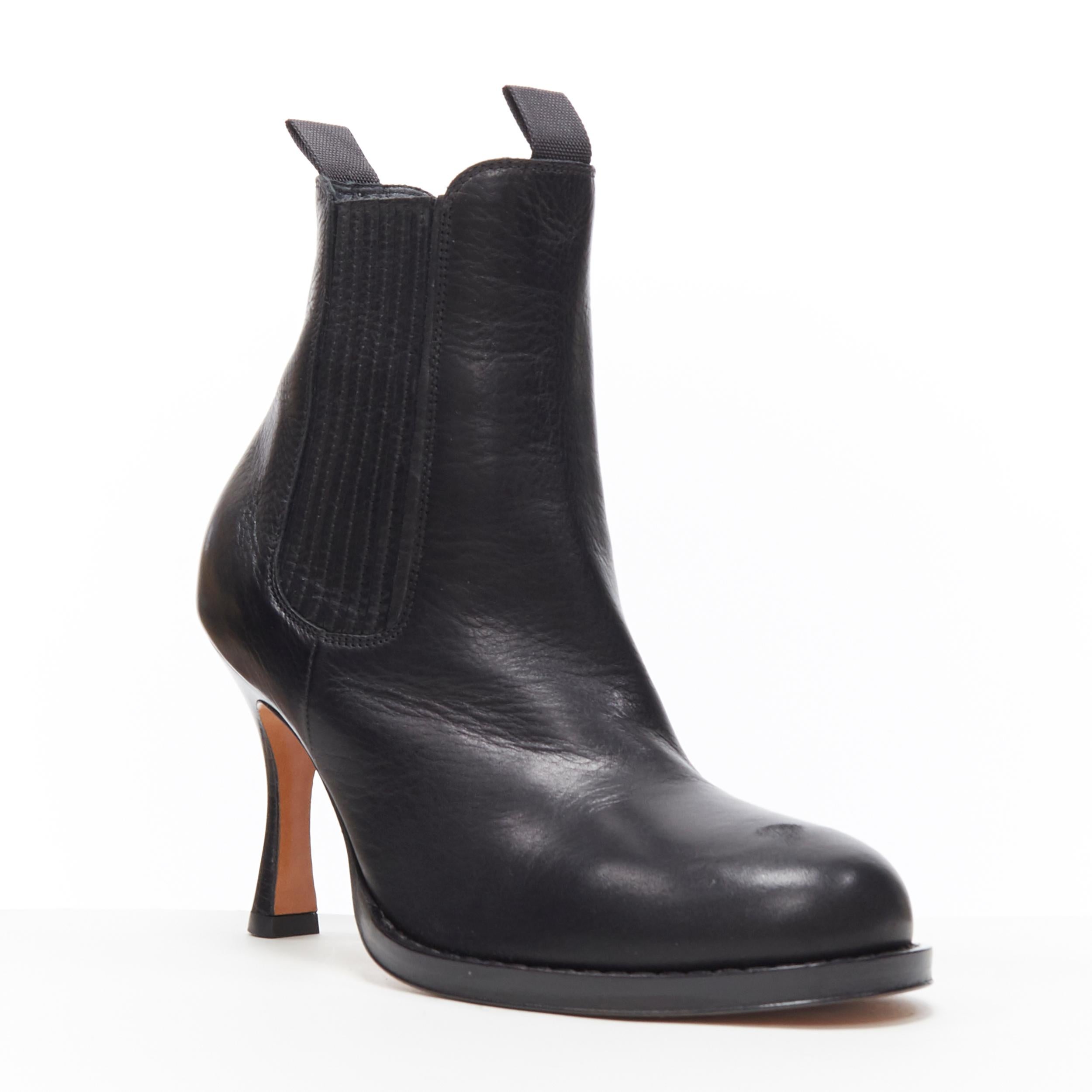 new OLD CELINE PHILO Chelsea Boot 85 black curved toe calfskin heel boots EU37
Brand: Celine
Designer: Phoebe Philo
Model Name / Style: Chelsea Boot 85
Material: Leather
Color: Black
Pattern: Solid
Closure: Pull on
Extra Detail: High (3-3.9 in) heel