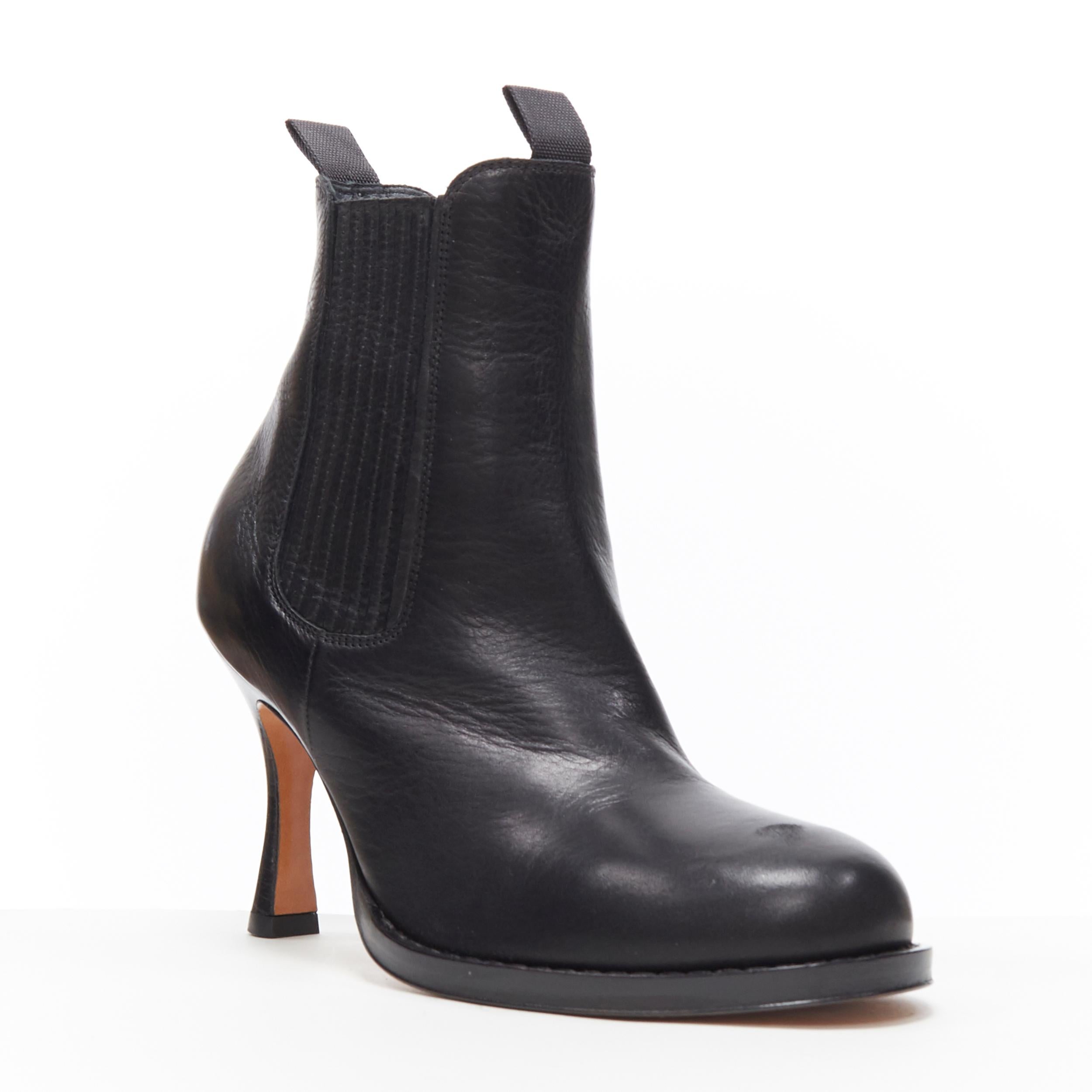nuevo OLD CELINE PHILO Chelsea Boot 85 negro punta curva piel de becerro tacón botas EU37
Marca: Celine
Diseñadora: Phoebe Philo
Nombre del modelo / Estilo: Bota Chelsea 85
Material: Piel
Color: Negro
Patrón: Sólido
Cierre: Tira de él
Detalle extra: