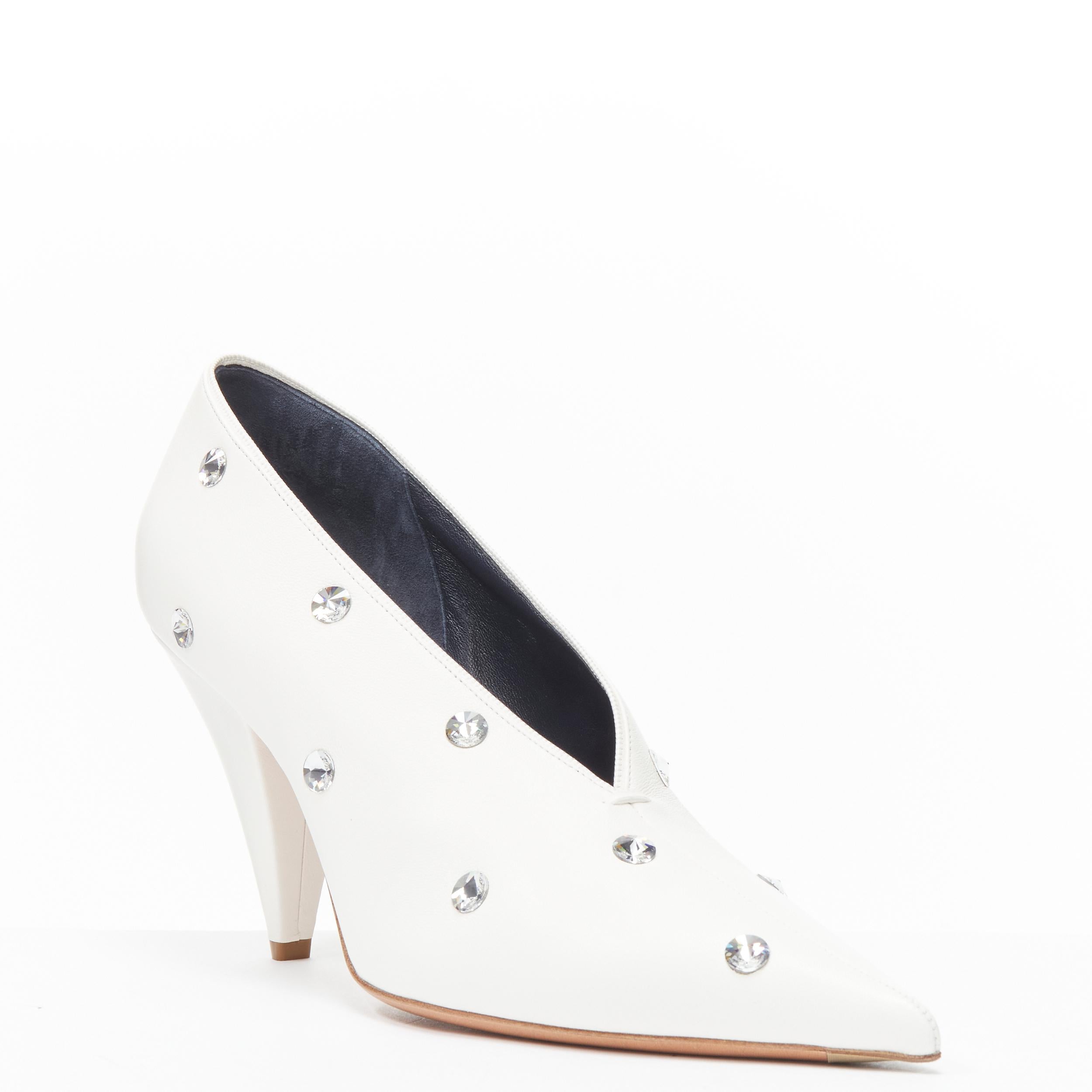 new OLD CELINE Phoebe Philo V Neck white crystal strass stud pump EU38.5 
Reference: TGAS/B01981 
Brand: Celine 
Designer: Phoebe Philo 
Model: V Neck 
Material: Leather 
Color: White 
Pattern: Solid 
Extra Detail: Swarovski crystal stud