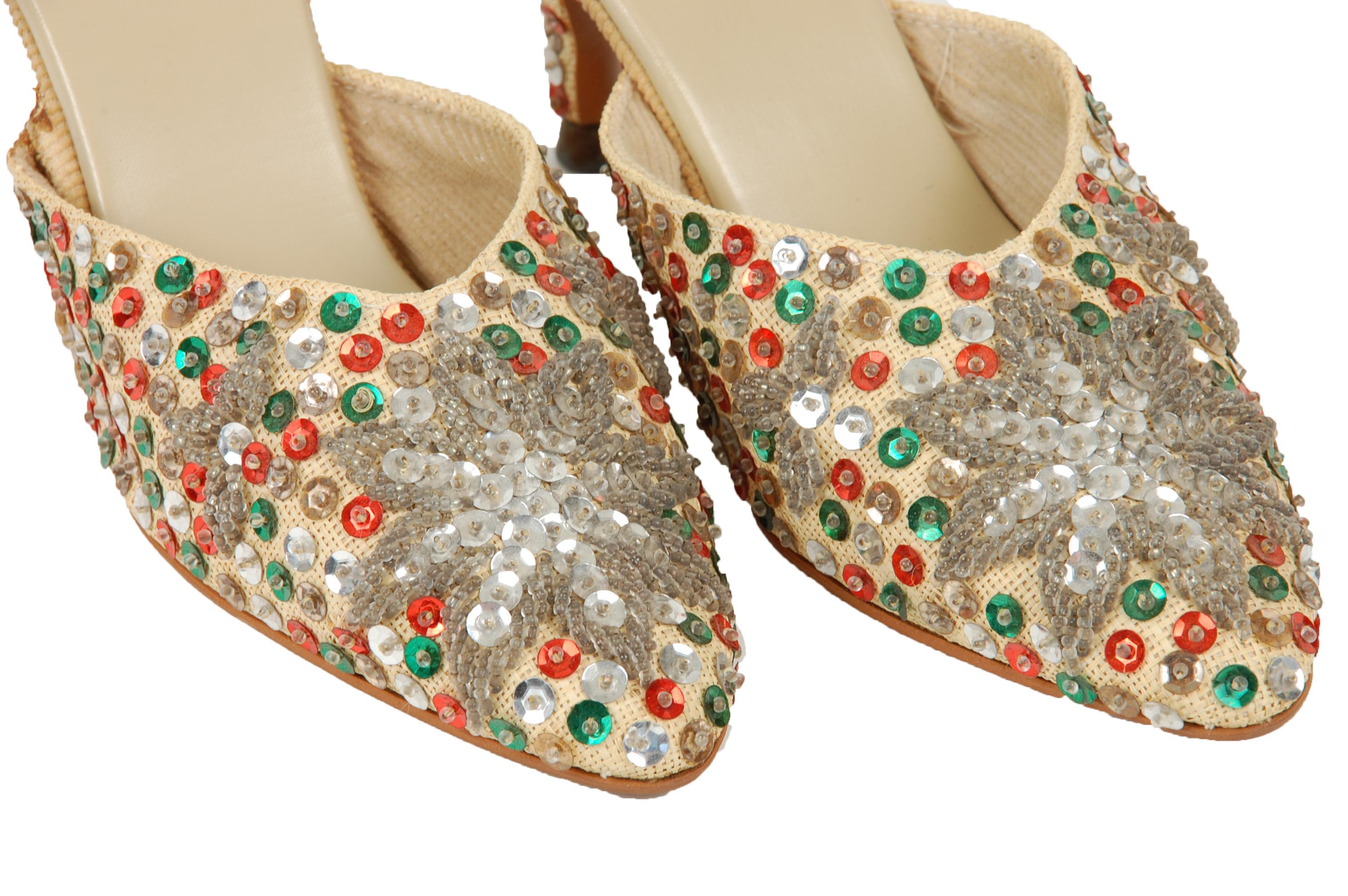 Marron New-Old Silver Snowflake Kitten Mules with Red and Green Sequins - US 5.5, 1940s en vente