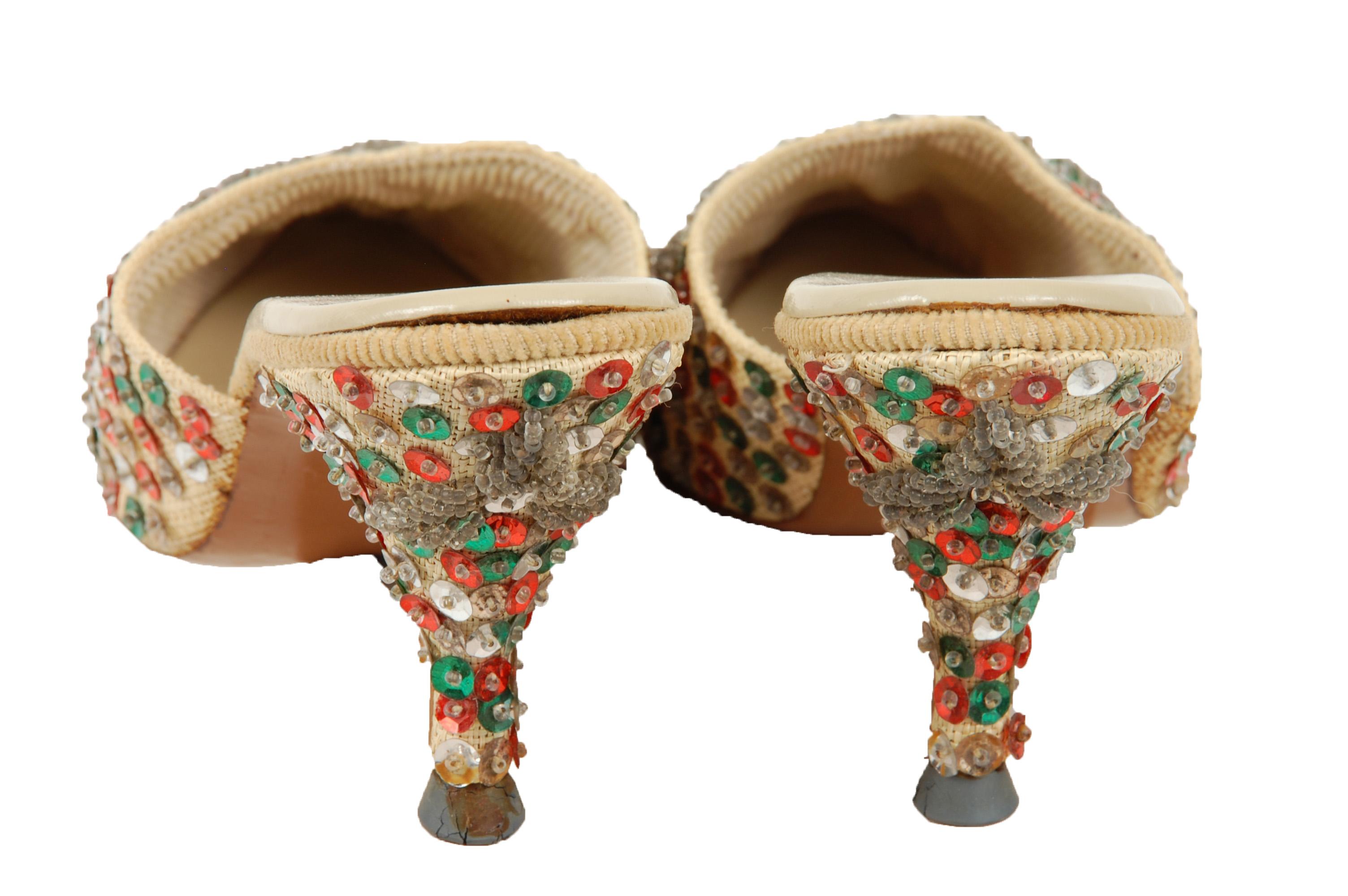 New-Old Silver Snowflake Kitten Mules with Red and Green Sequins - US 5.5, 1940s Neuf - En vente à Tucson, AZ